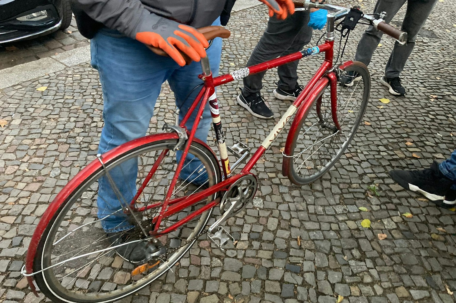 Die Polizisten stellen ein gestohlenes Fahrrad sicher.