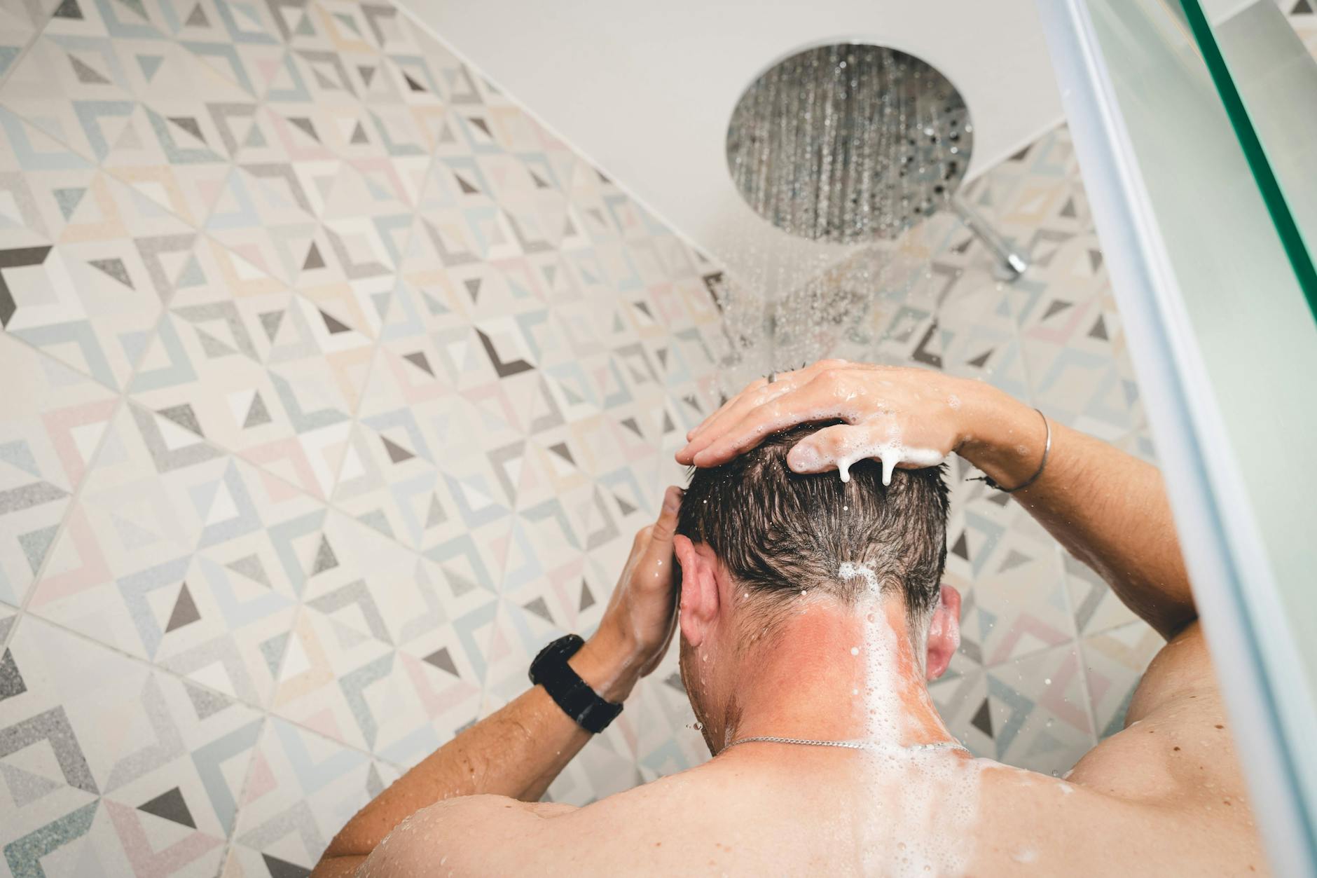 Beim Duschen kann man laut Berechnungen von Verbraucherexperten besonders viel Geld sparen. (Symbolbild)