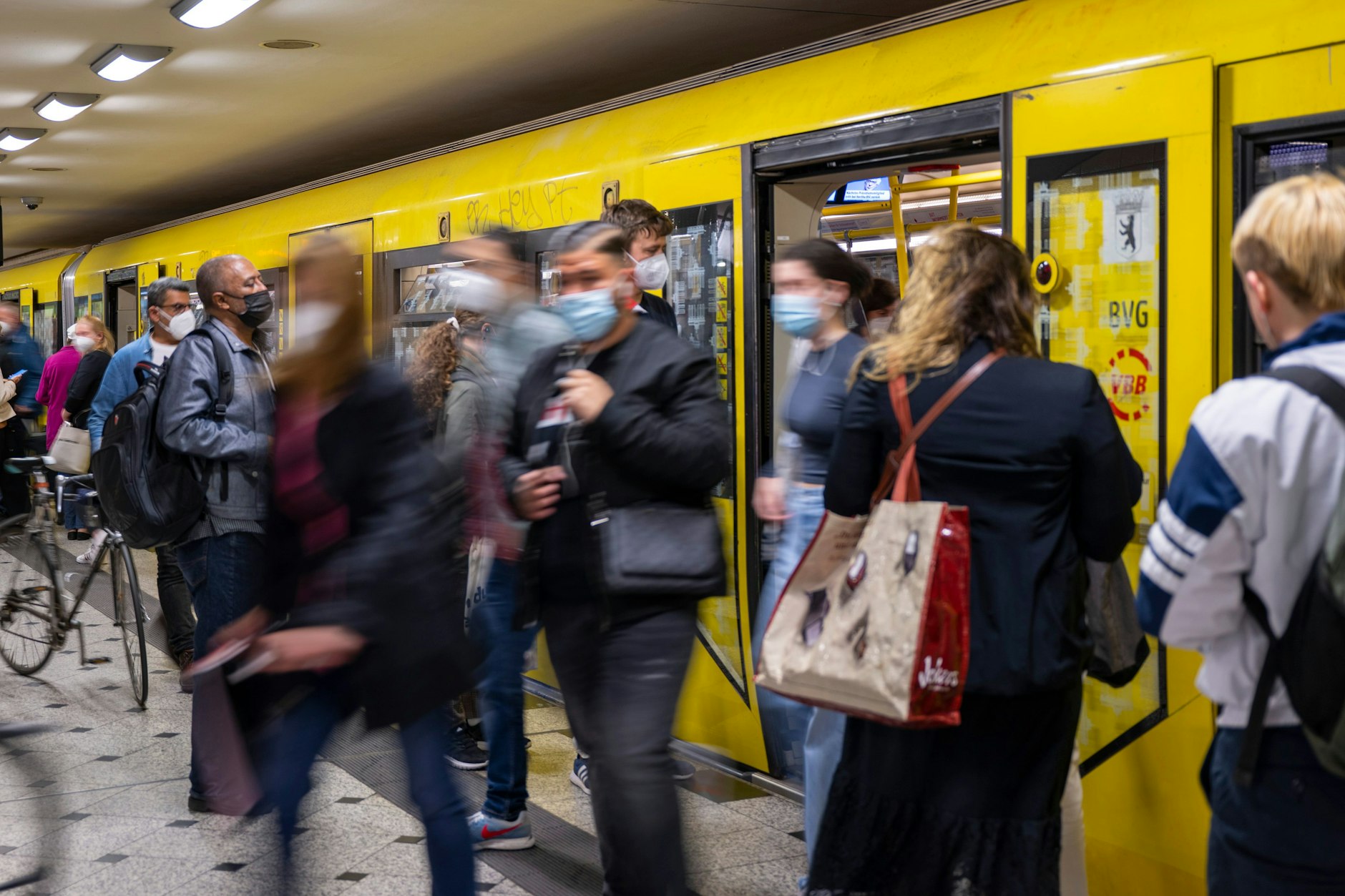 Zahlreiche Fahrgäste steigen am Bahnhof Zoologischer Garten in eine U-Bahn der Linie U9 ein. Auf der Linie wird ab Montag gebaut.