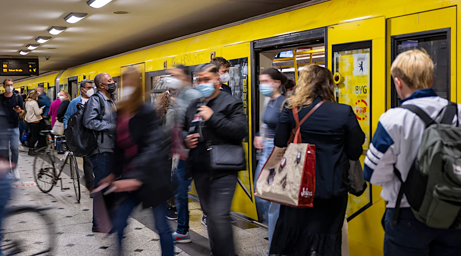 Zahlreiche Fahrgäste nutzen am Bahnhof Zoologischer Garten die U-Bahn.&nbsp;
