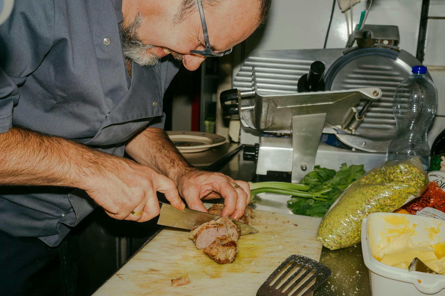 Jetzt noch das butterweiche Kalbsfilet von der Salzkruste befreien und aufgeschnitten. Dann kann schon...