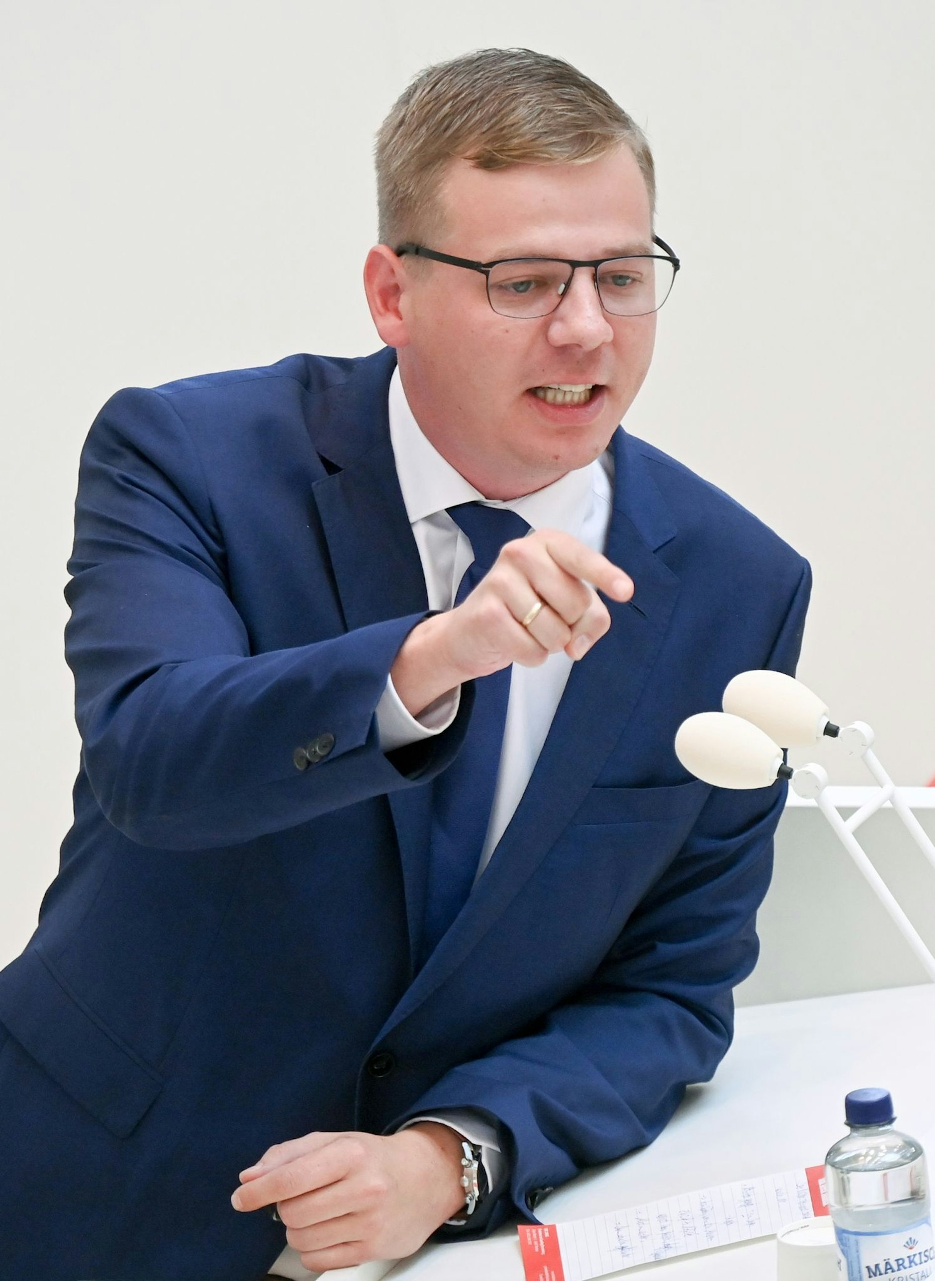 Sebastian Walter, Fraktionsvorsitzender Die Linke im Landtag von Brandenburg, spricht in der Debatte des Landtages.  