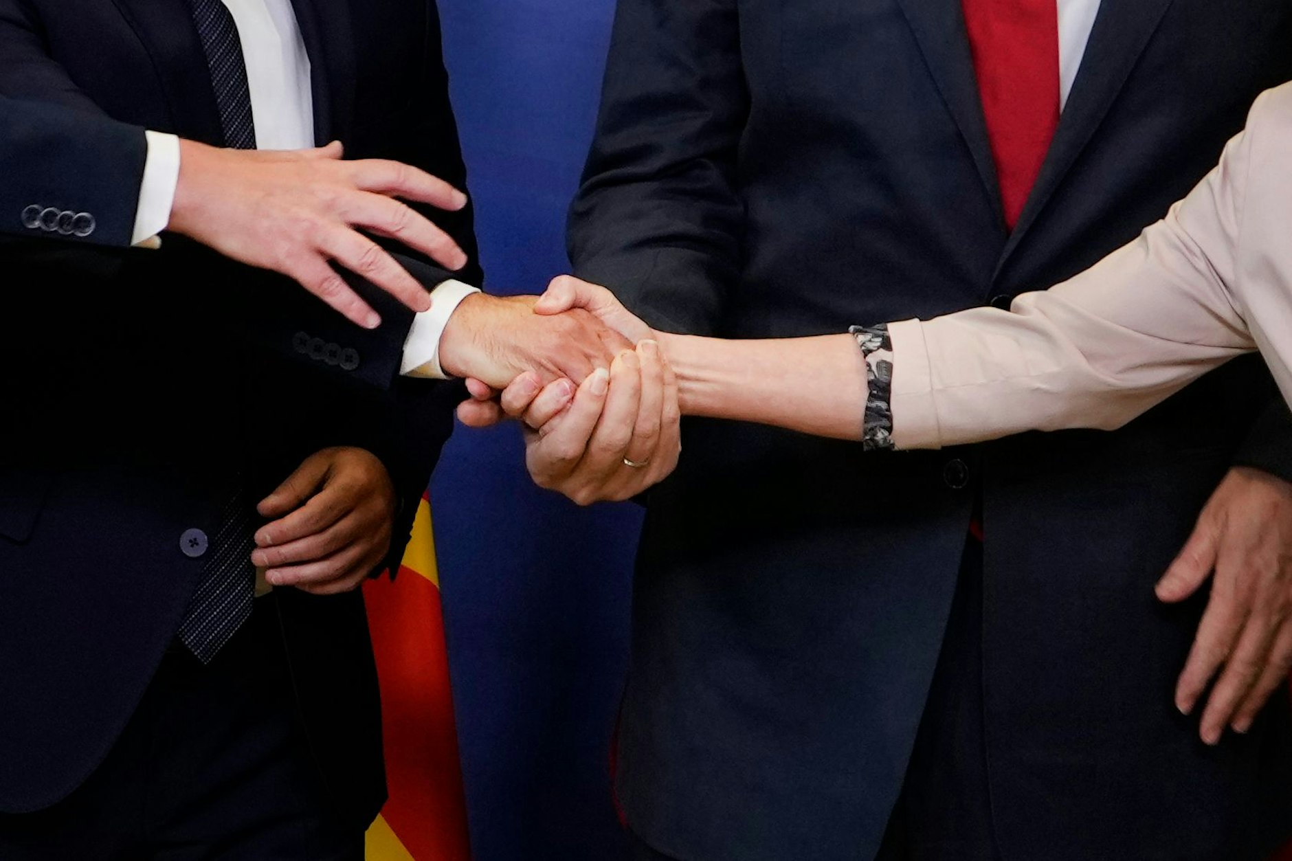 Die Hände von EU-Kommissionspräsidentin von der Leyen, Albaniens Ministerpräsident Rama, Nordmazedoniens Ministerpräsident Kovacevski und Tschechiens Ministerpräsident Fiala vor einem Treffen am EU-Hauptsitz.&nbsp;