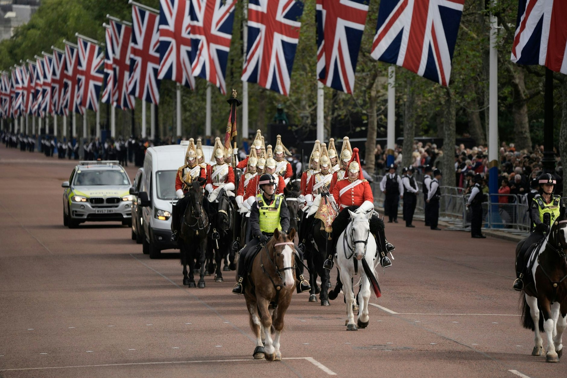 Mitglieder der Household Cavalry reiten die Mall entlang, bevor der Sarg von Königin Elizabeth II. vom Buckingham Palace zur Westminster Hall überführt wird.  