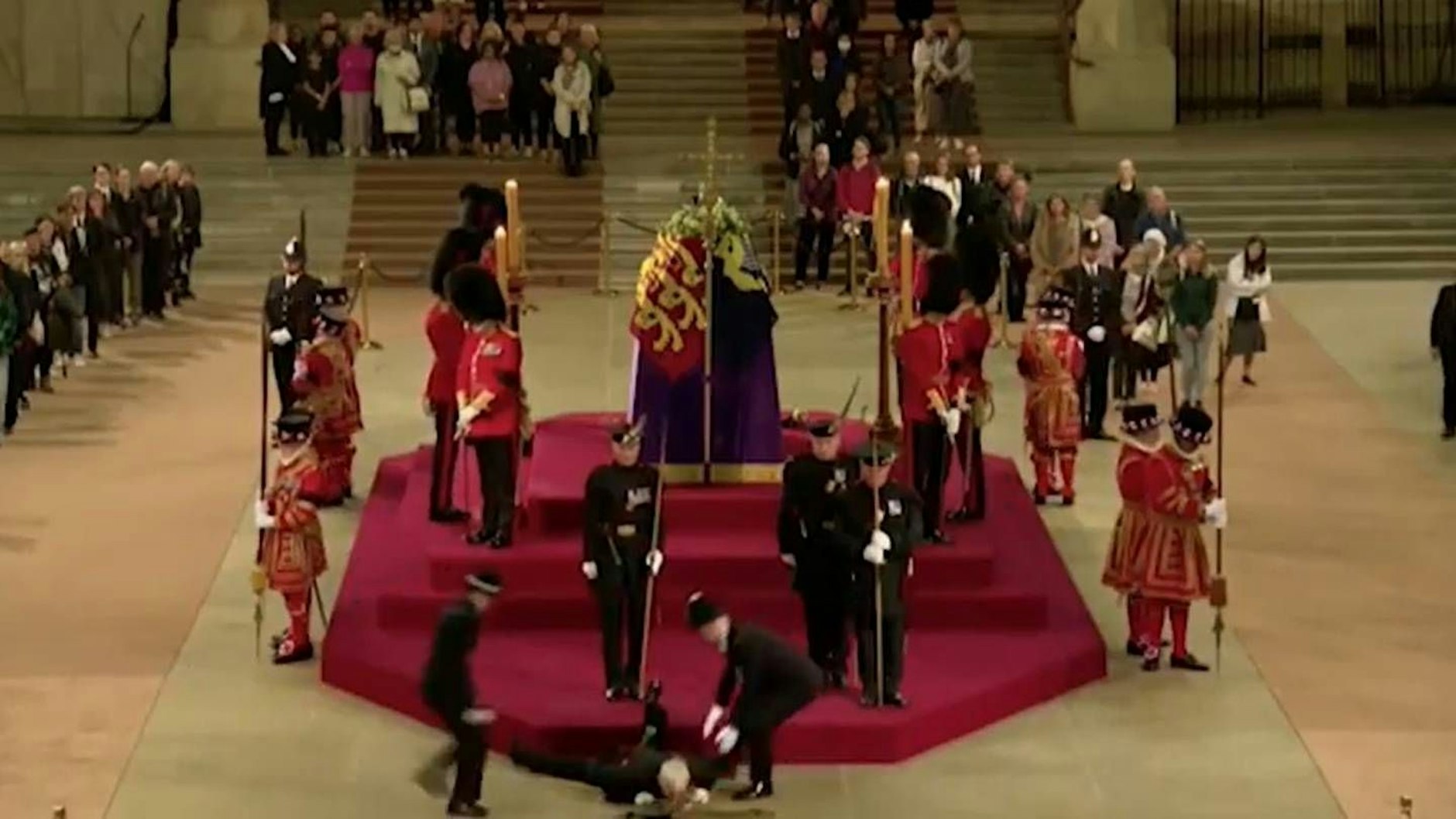 Kurz bevor er am Sarg der Queen in Ohnmacht fiel, wurde der Wachmann schwankend gesehen.