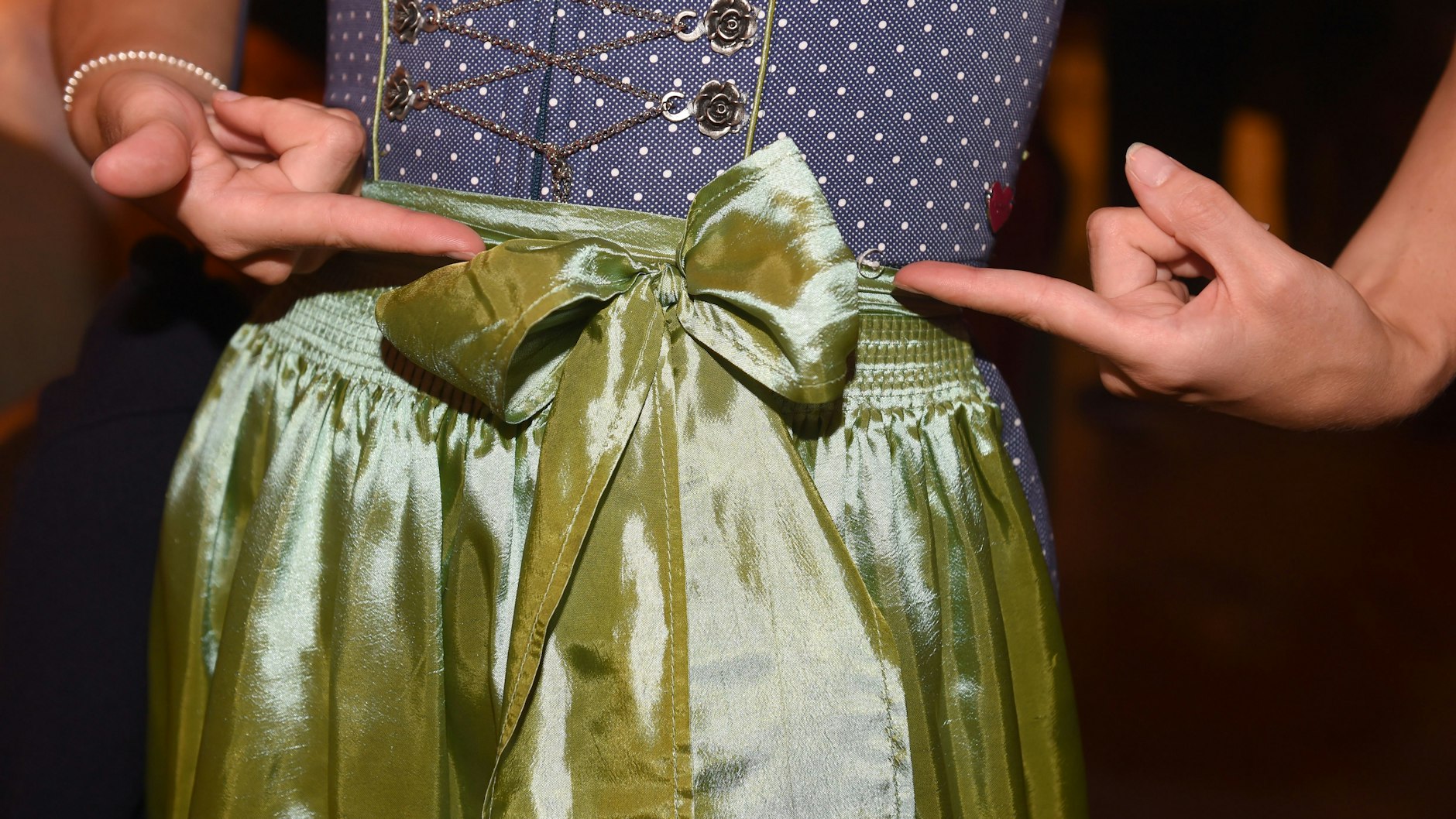 Am Dirndl lässt sich erkennen, ob ein Flirtversuch lohnen könnte. Trägt die Frau die Schleife der Schürze links, ist sie frei, rechts bedeutet verheiratet oder in festen Händen.