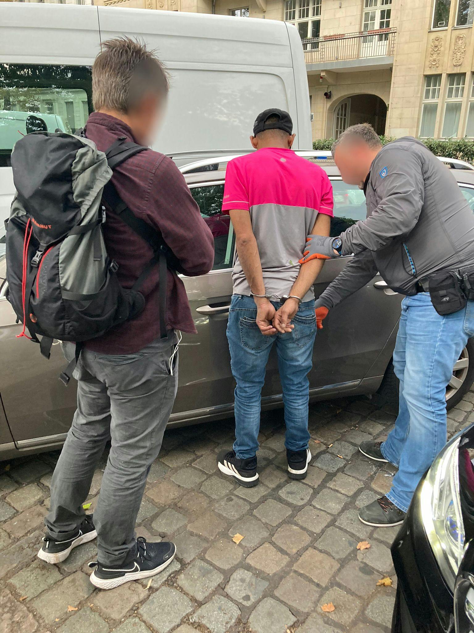 Überprüfung eines mutmaßlichen Drogenhändlers.