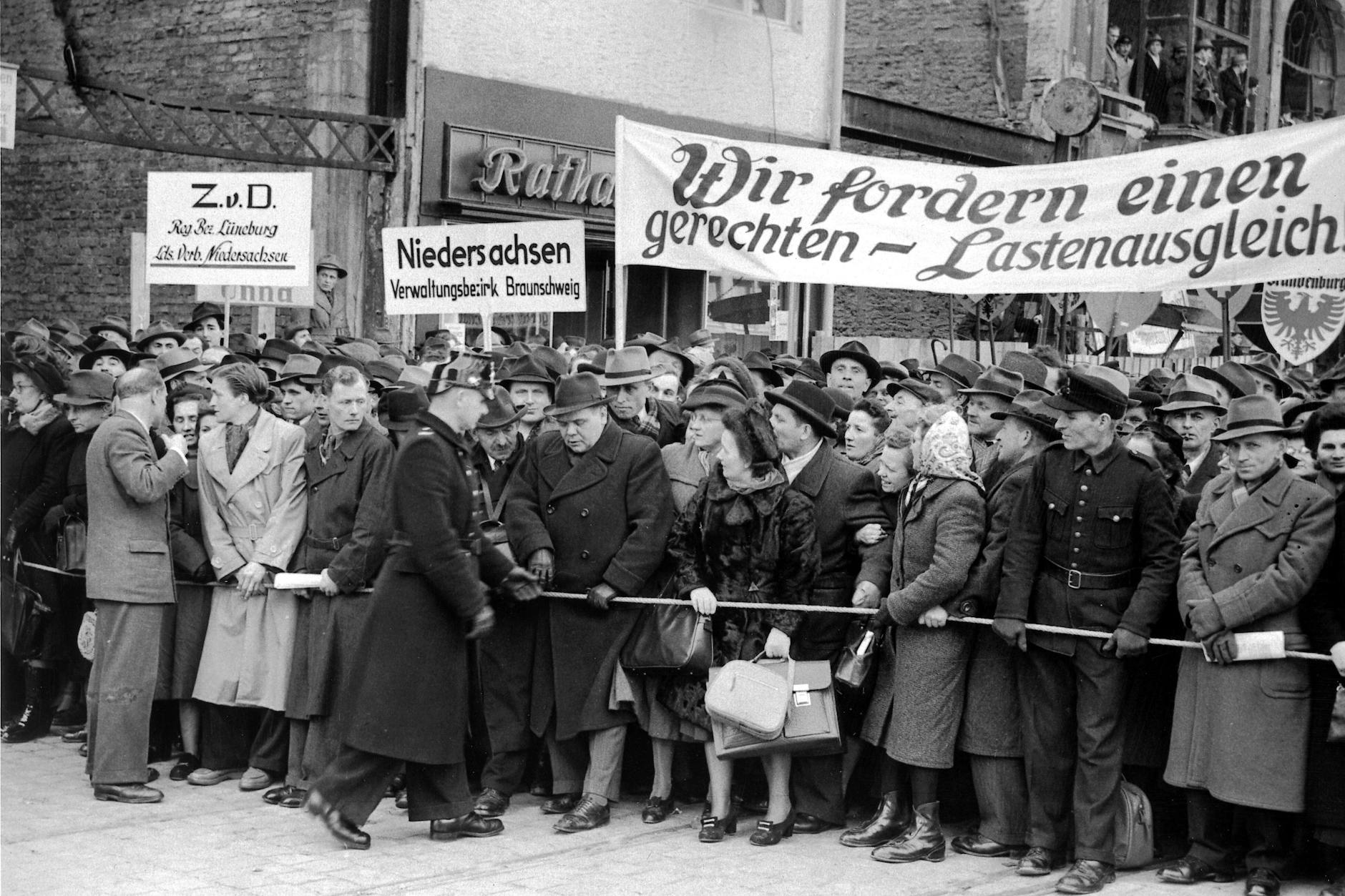 Demonstration zum Regierungsentwurf für den Lastenausgleich 1951 in Bonn.