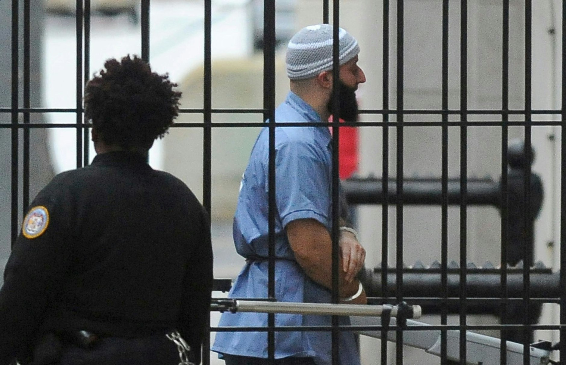 ARCHIV - Adnan Syed betritt vor einer Anhörung ein Gerichtsgebäude in Baltimore. more Sun/AP/dpa
