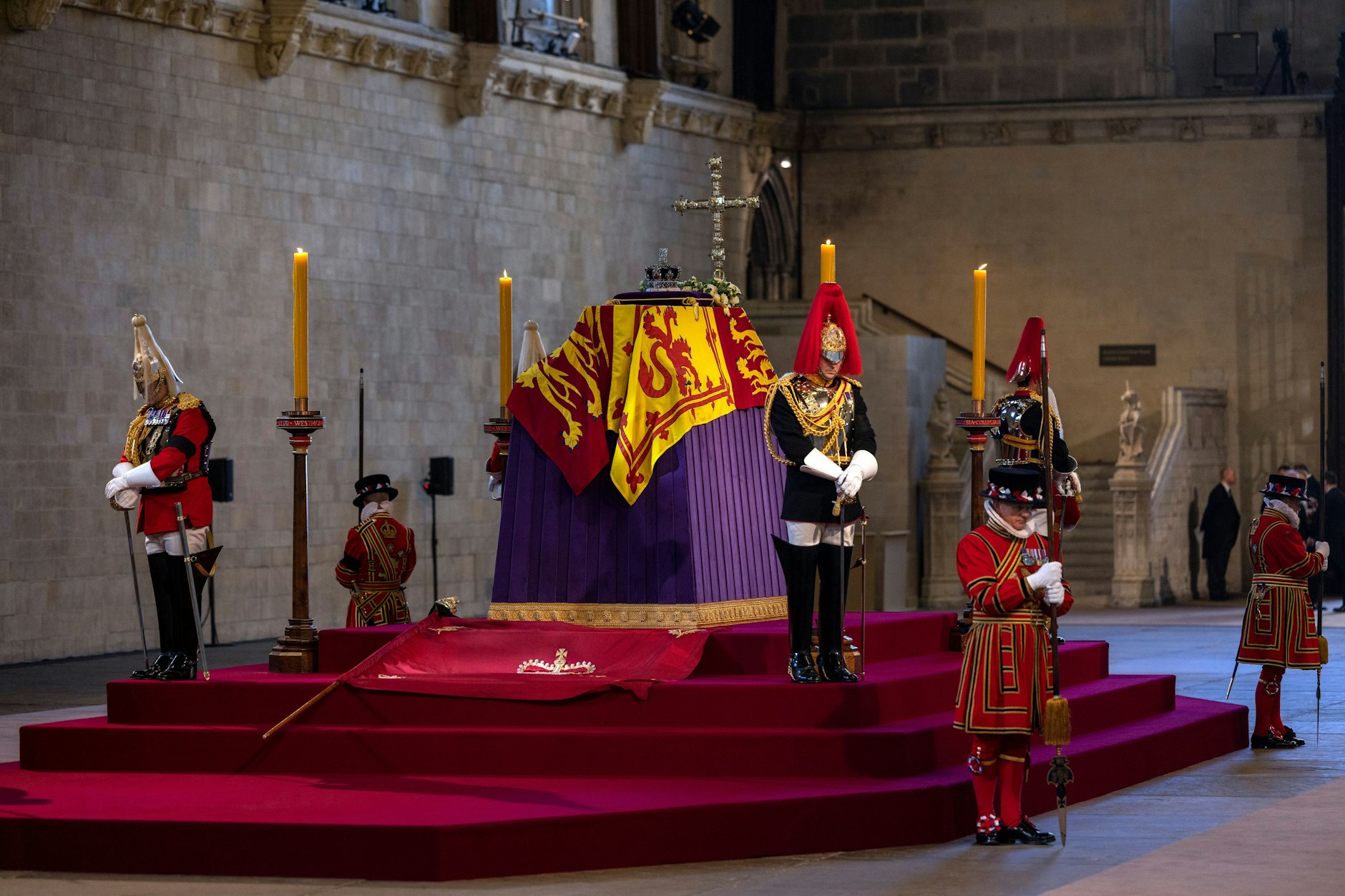 Der Sarg mit Königin Elizabeth II. ruht seit Mittwoch in der Westminster Hall in London. Er wird rund um die Uhr bewacht.