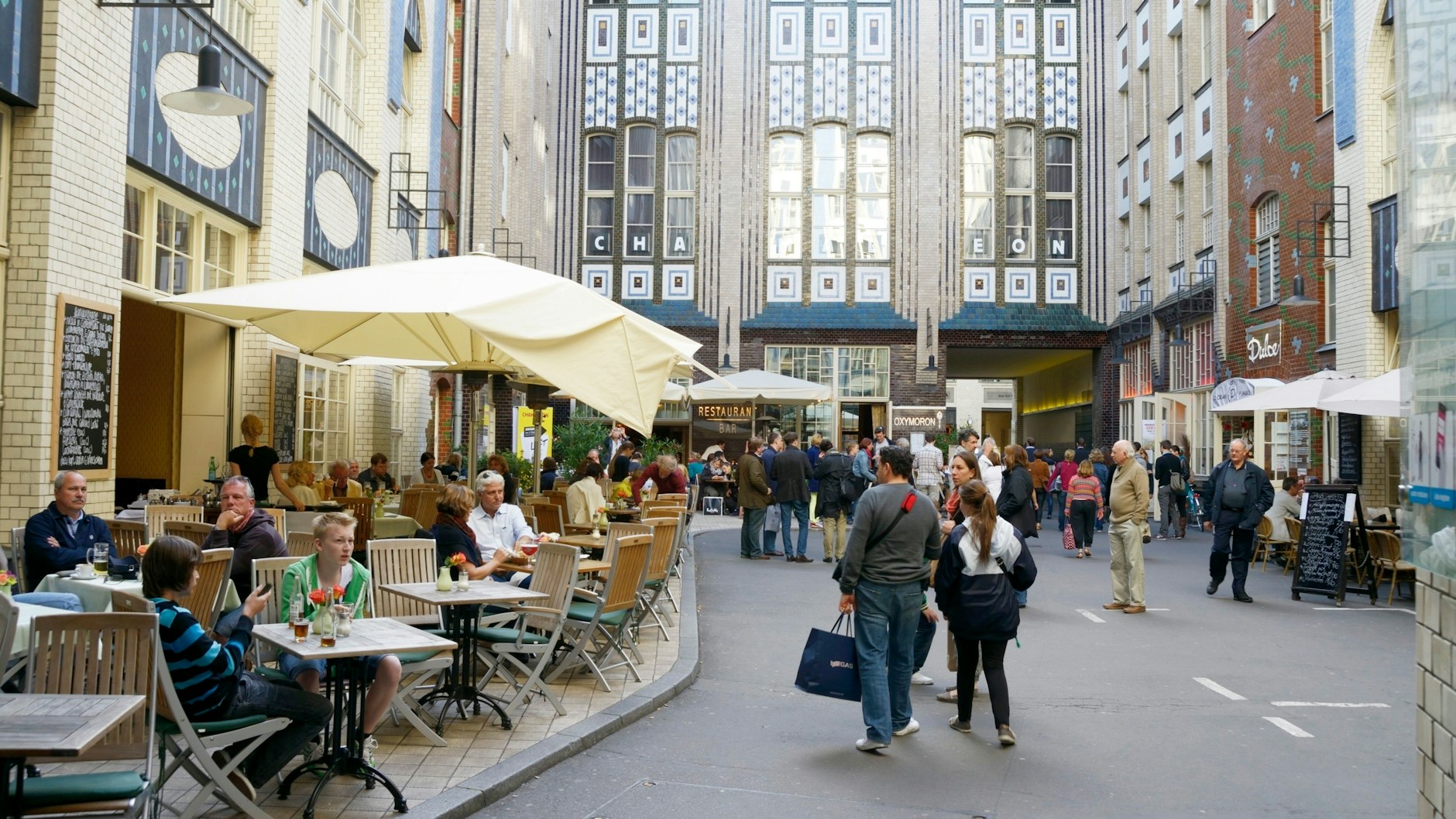 Begeisterung sieht anders aus. Die Besucher der Hackeschen Höfe hatten sich wohl mehr versprochen.
