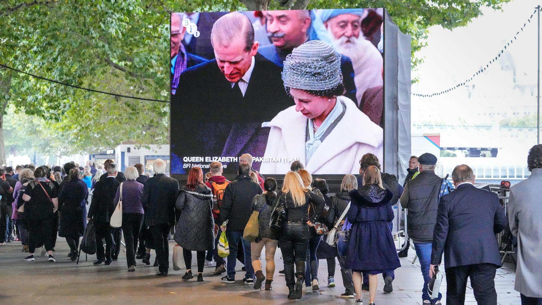 Die Menschen in London stehen weiter in einer kilometerlangen Schlange an, um der verstorbenen Königin ihren Respekt zu erweisen. 