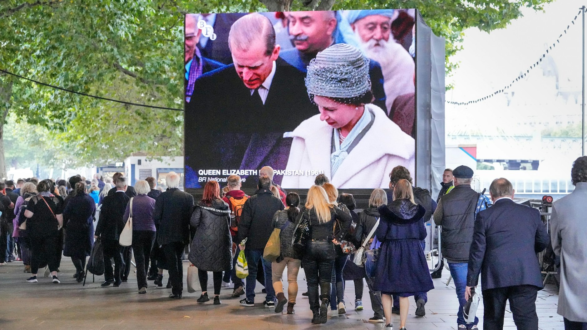 Die Menschen in London stehen weiter in einer kilometerlangen Schlange an, um der verstorbenen Königin ihren Respekt zu erweisen.&nbsp;