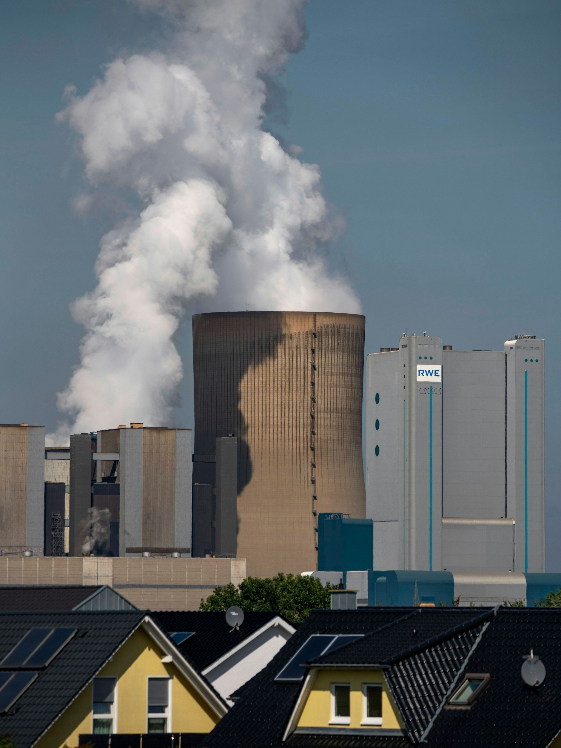 Braunkohle Kraftwerk, RWE Power AG Kraftwerk Niederaußem, 2 Blöcke wurden 2020/21 stillgelegt und im Juni 22 wieder hochgefahren um Gaskraftwerke in der Energiekrise 2022 zu ersetzten, Wohngebiet bei Niederaußen, Bergheim, NRW, Deutschland