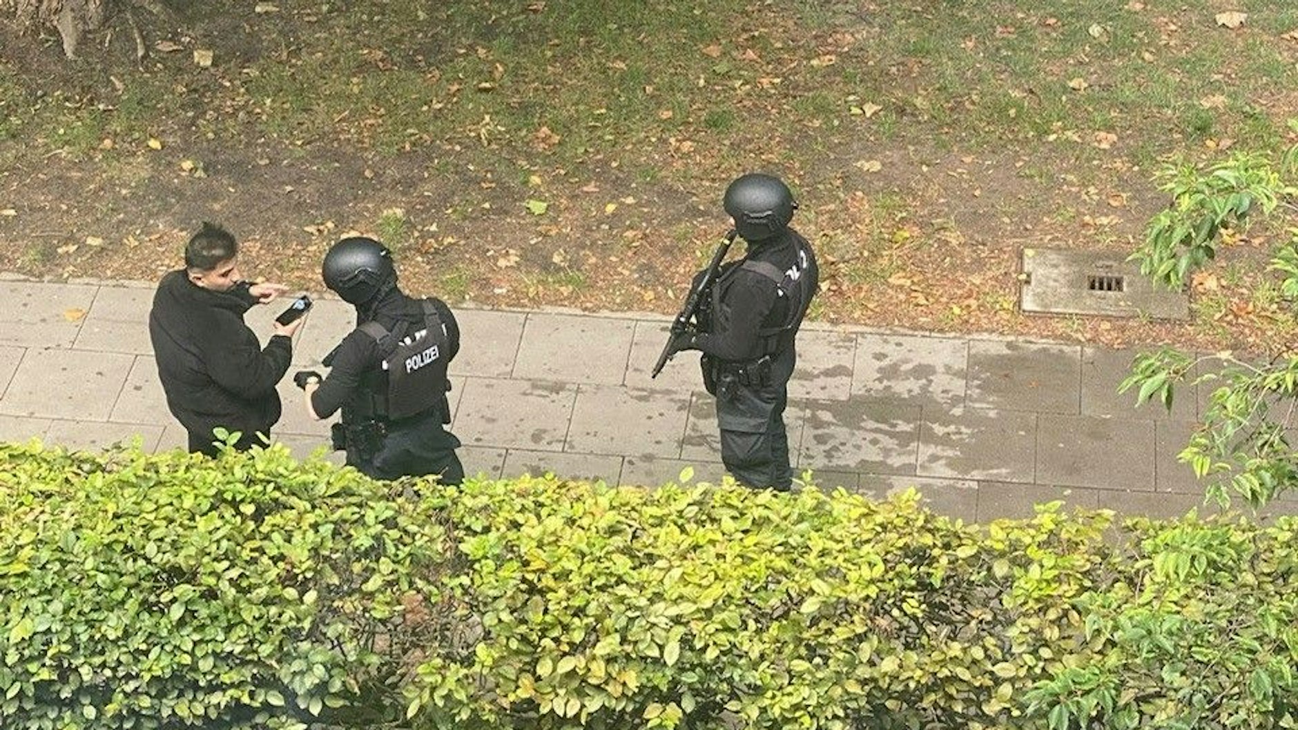 Auch im Umfeld der Schule kontrollieren die Polizisten die Passanten. 