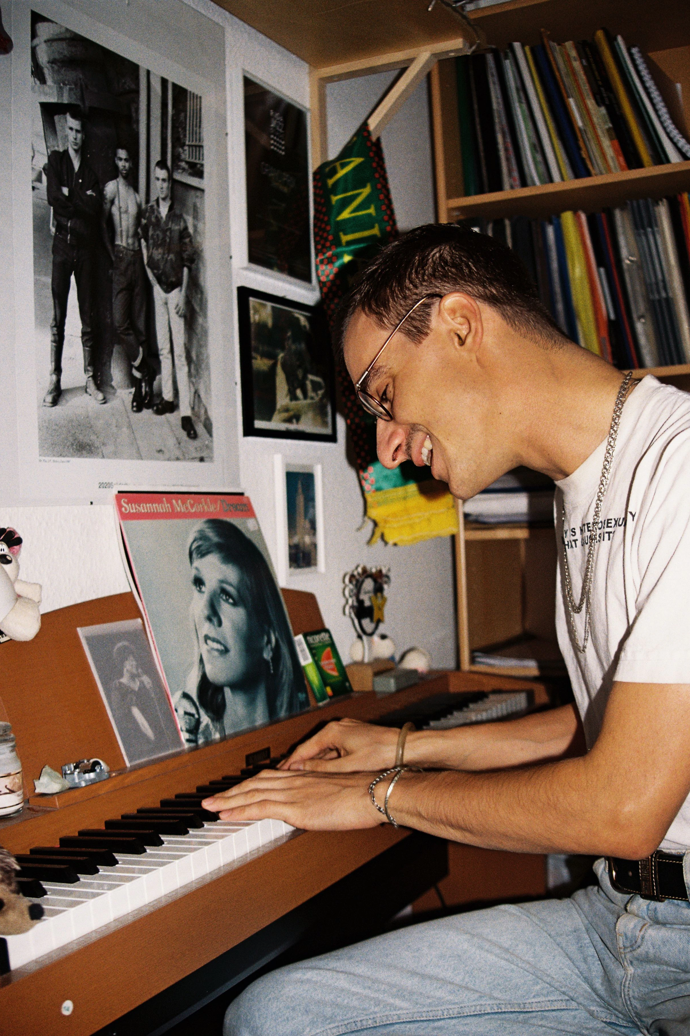 Erik Leuthäuser am E-Piano in seiner Wohnung
