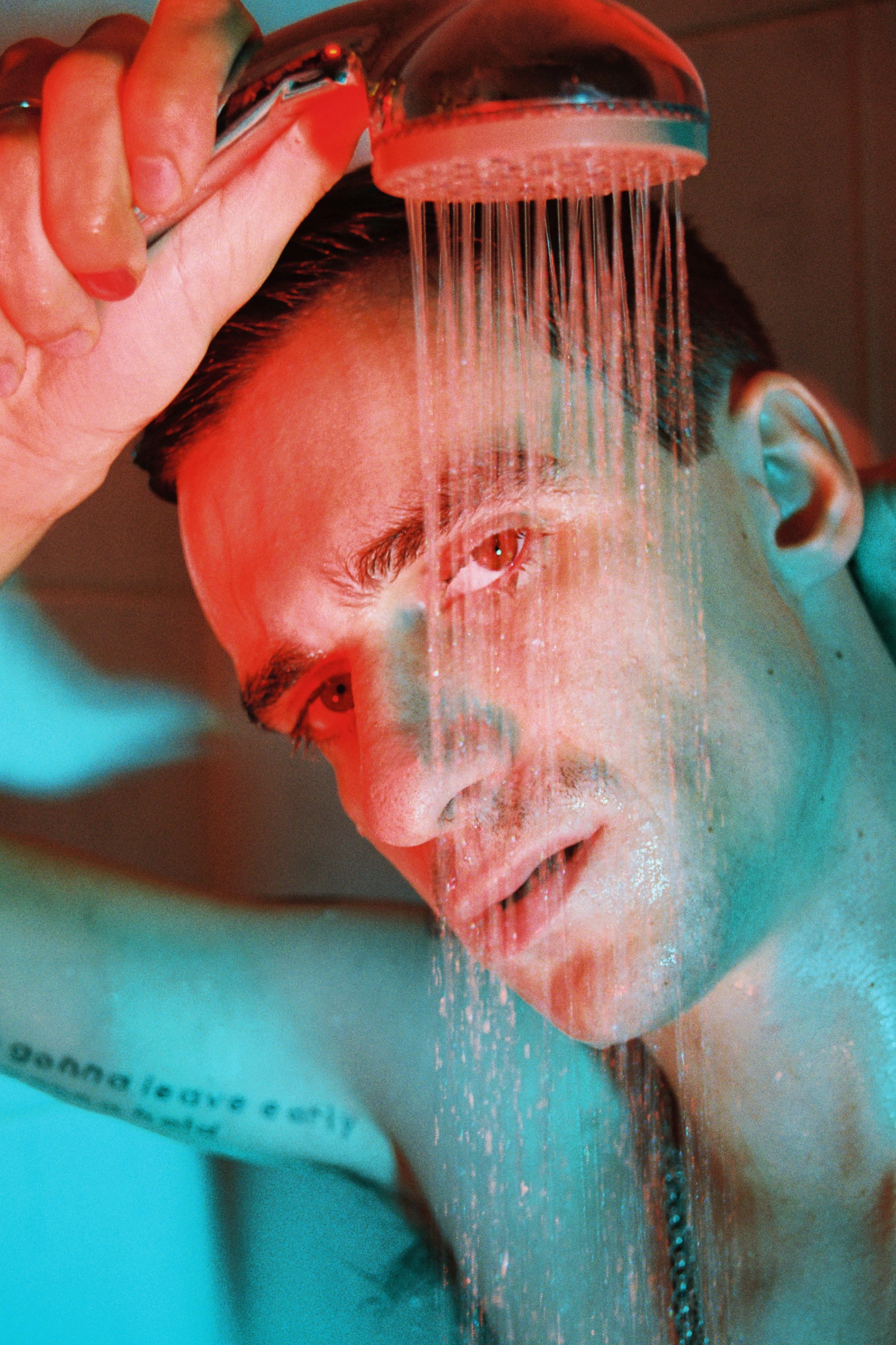 Unter der Dusche in seiner Wohnung: Erik Leuthäuser