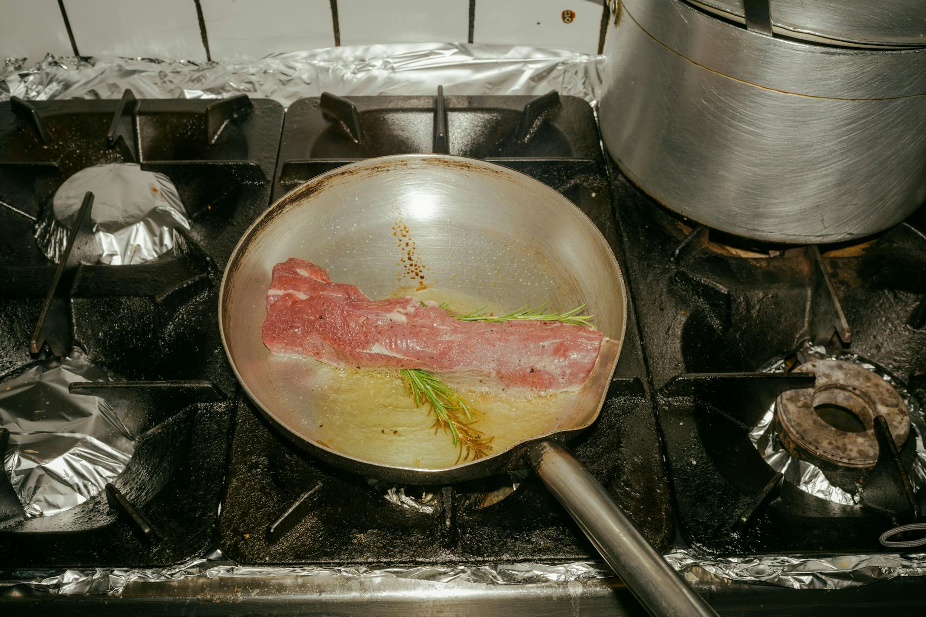 Erst wird das Kalbsfilet angebraten...