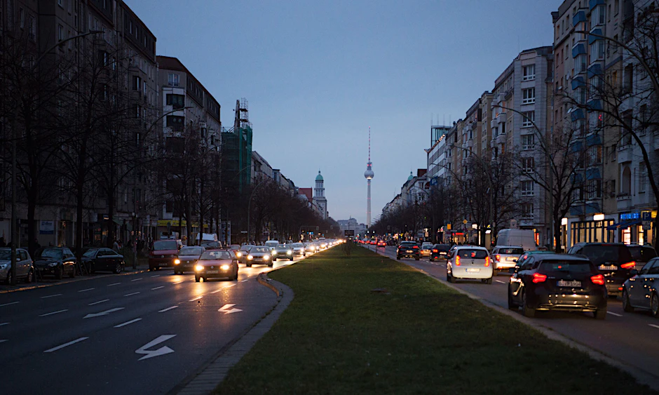 Auf der Südseite (links) der Frankfurter Allee sind die Lichter wegen eines Stromausfalls aus. Das könnte laut einem Bericht 70 Prozent der Haushalte in Berlin drohen.