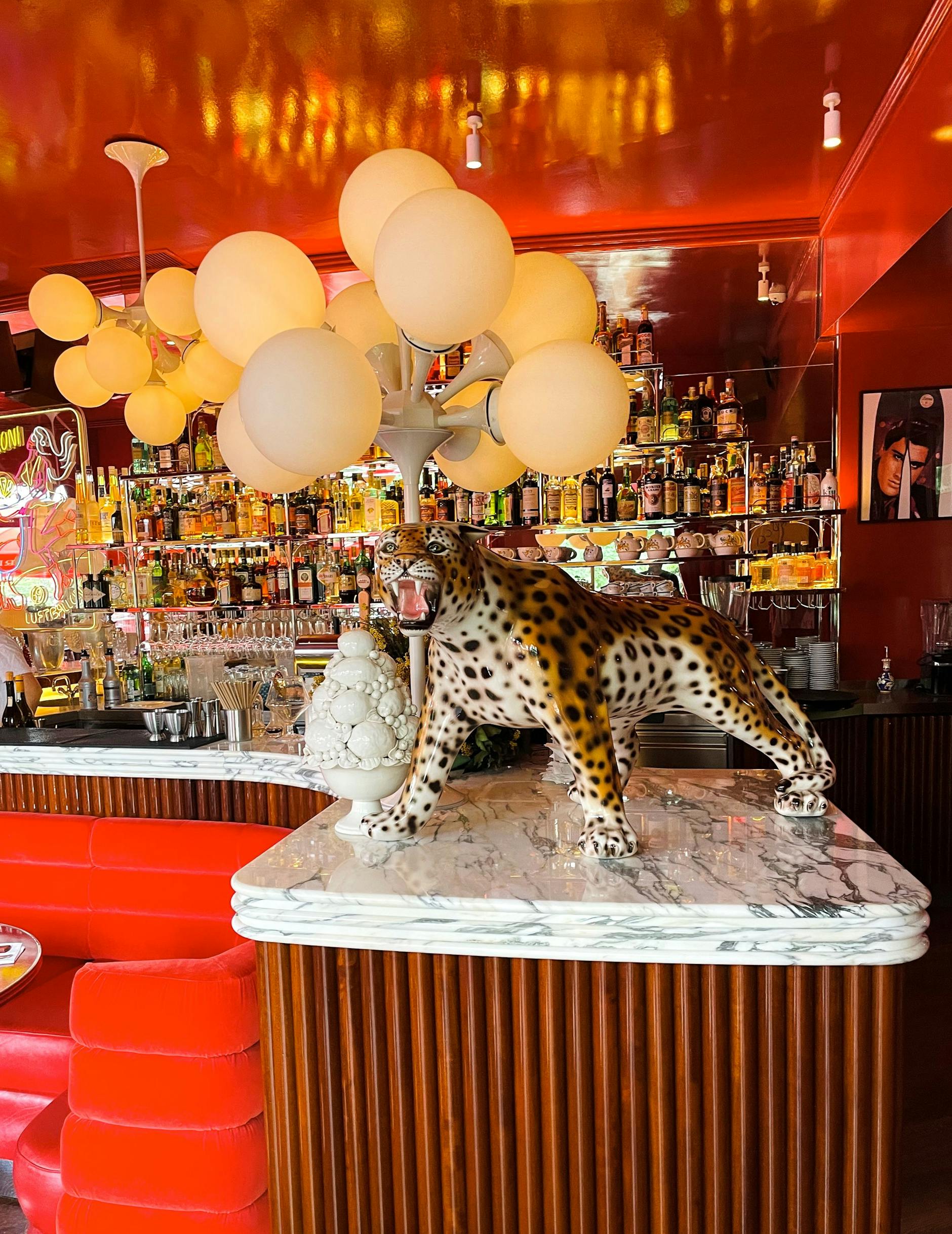 Kitschig und bissig: Das Design des Coccodrillo. P.S. Auf dem Klo wird's ganz wild.