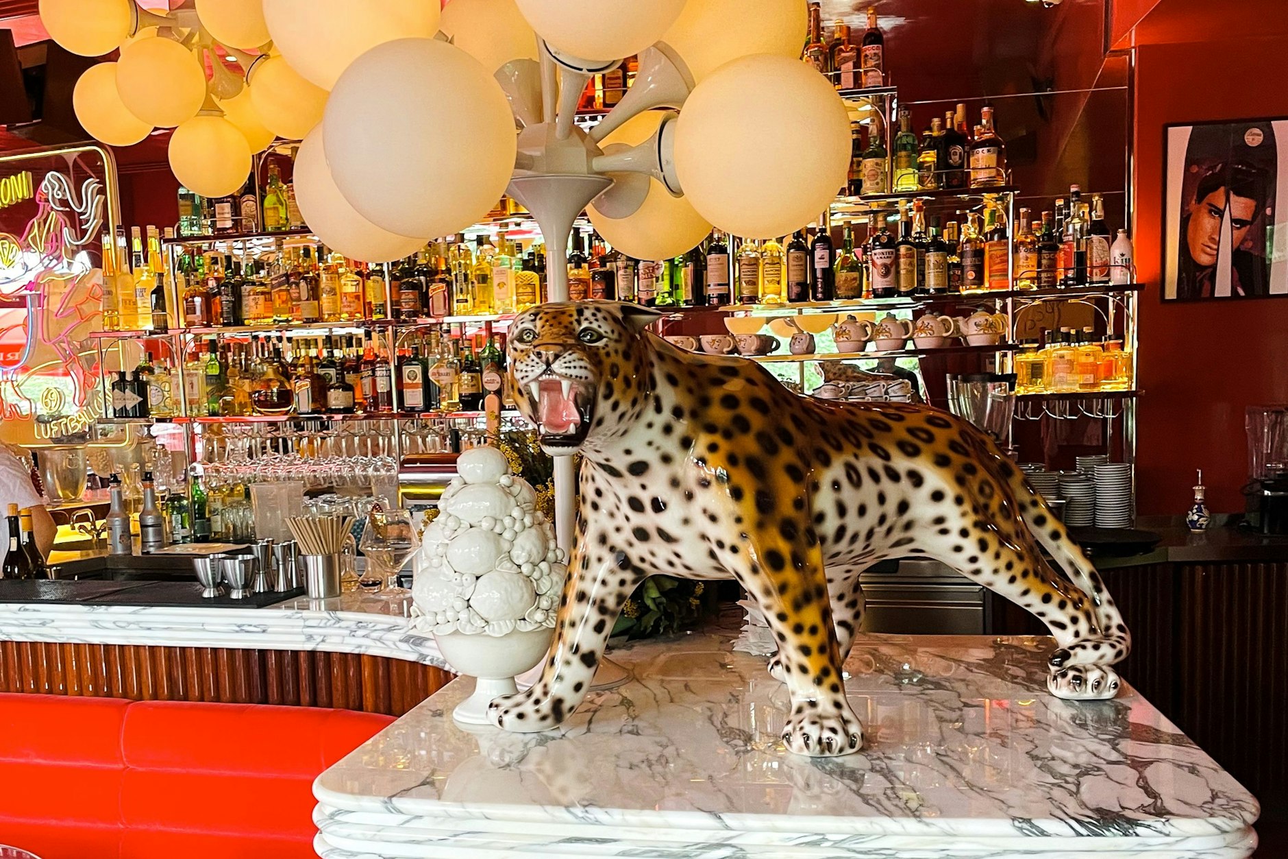 Kitschig und bissig: Das Design des Coccodrillo. P.S. Auf dem Klo wird's ganz wild.