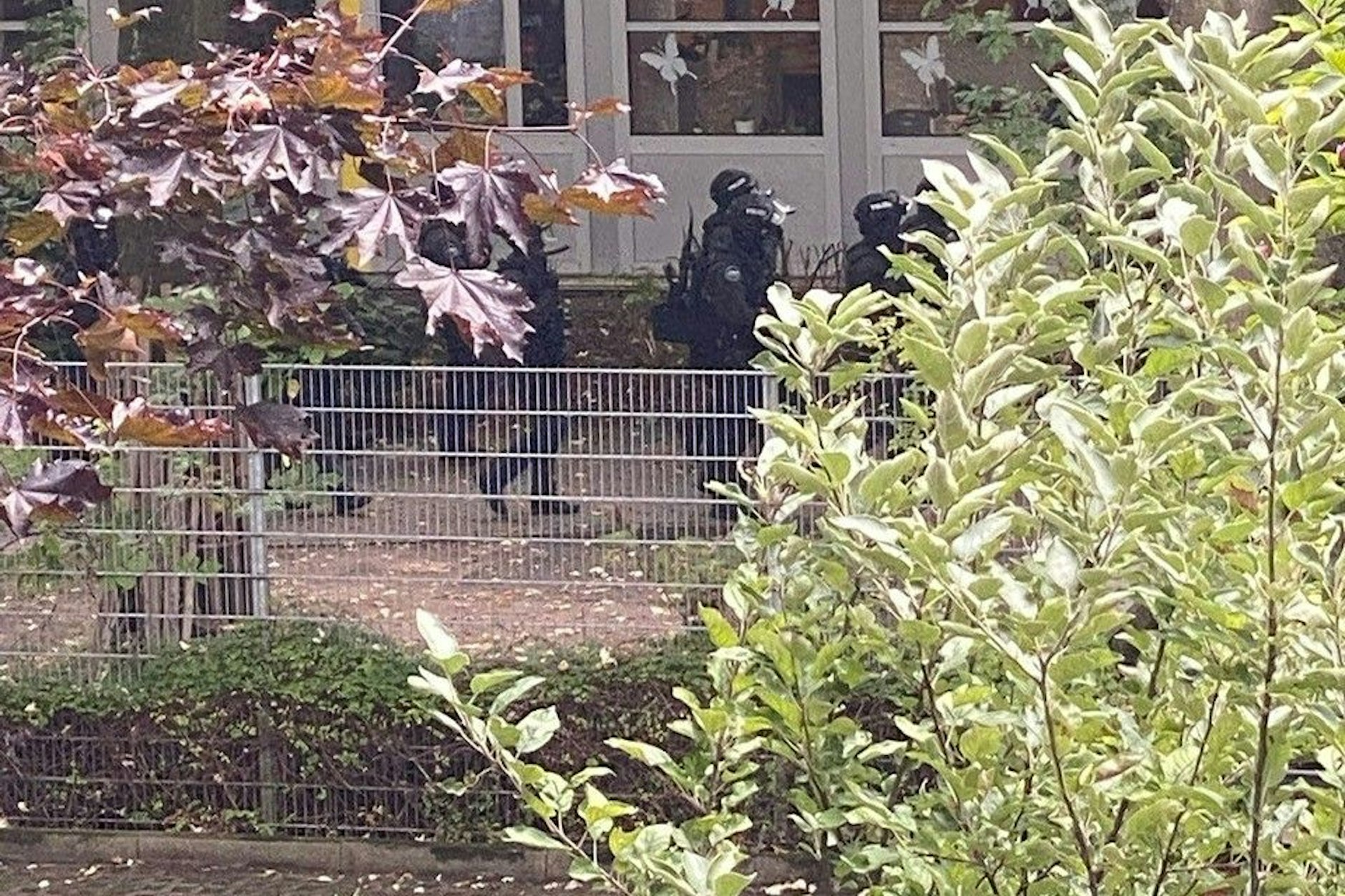 Schwer bewaffnete Polizisten auf dem Schulgelände.