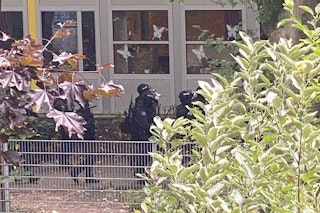UPDATE +++ Amok-Angst in Hamburg: Schwer bewaffnete Polizisten stürmen Schulgelände!