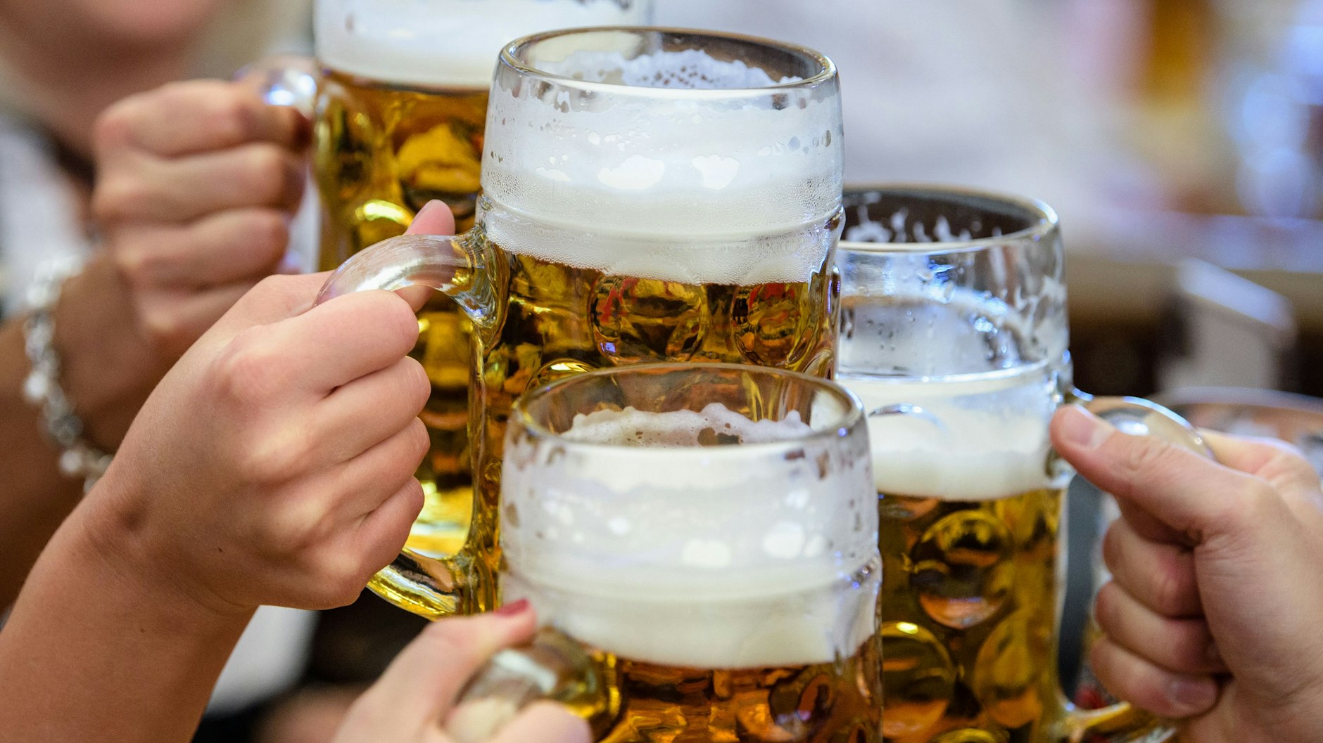 Ohne geht gar nichts: Bier auf dem Oktoberfest. Mit Spannung wird erwartet, wie teuer das Maß dieses Jahr sein wird.