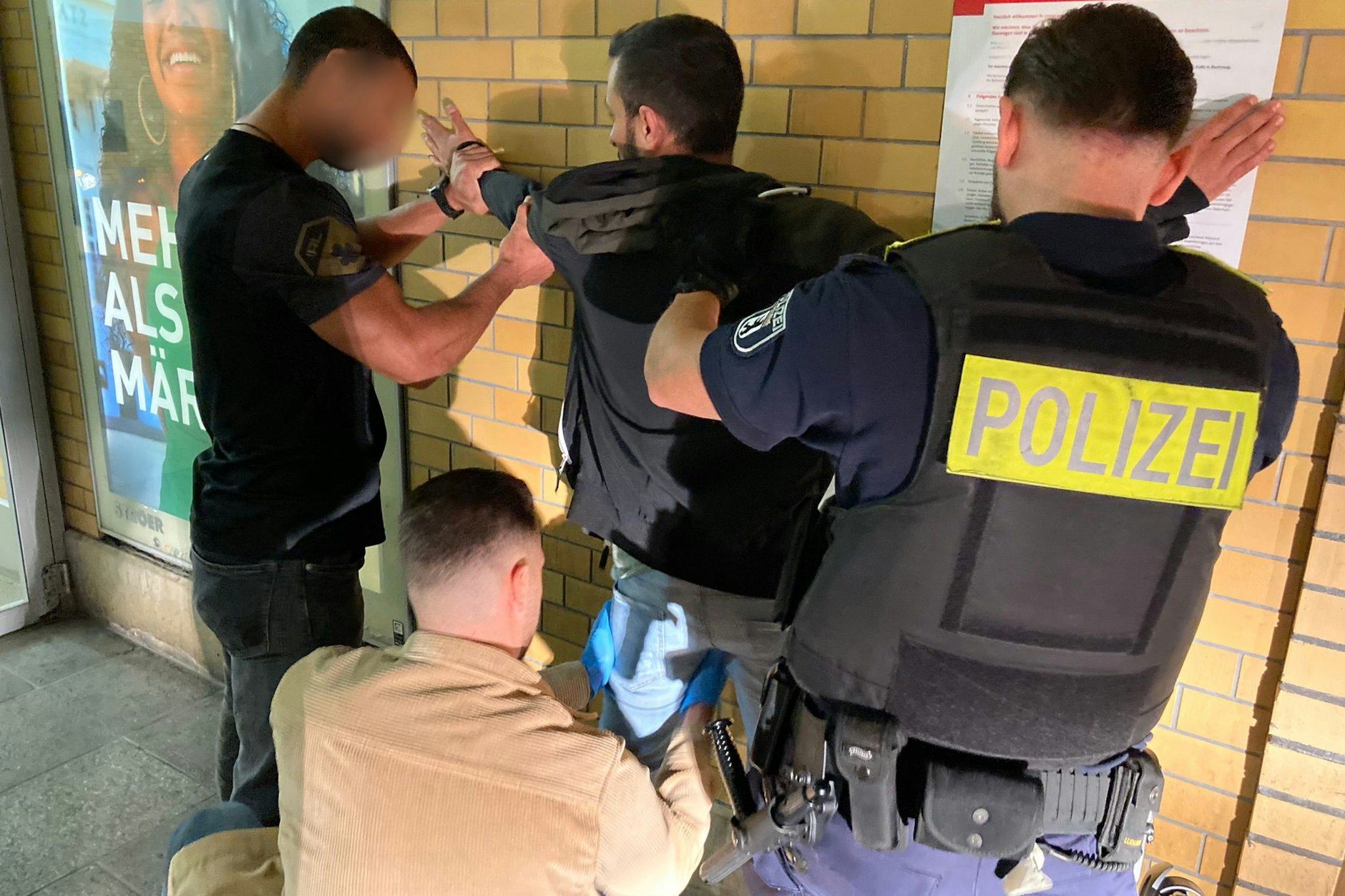 Durchsuchung eines Sexualstraftäters am Alexanderplatz.