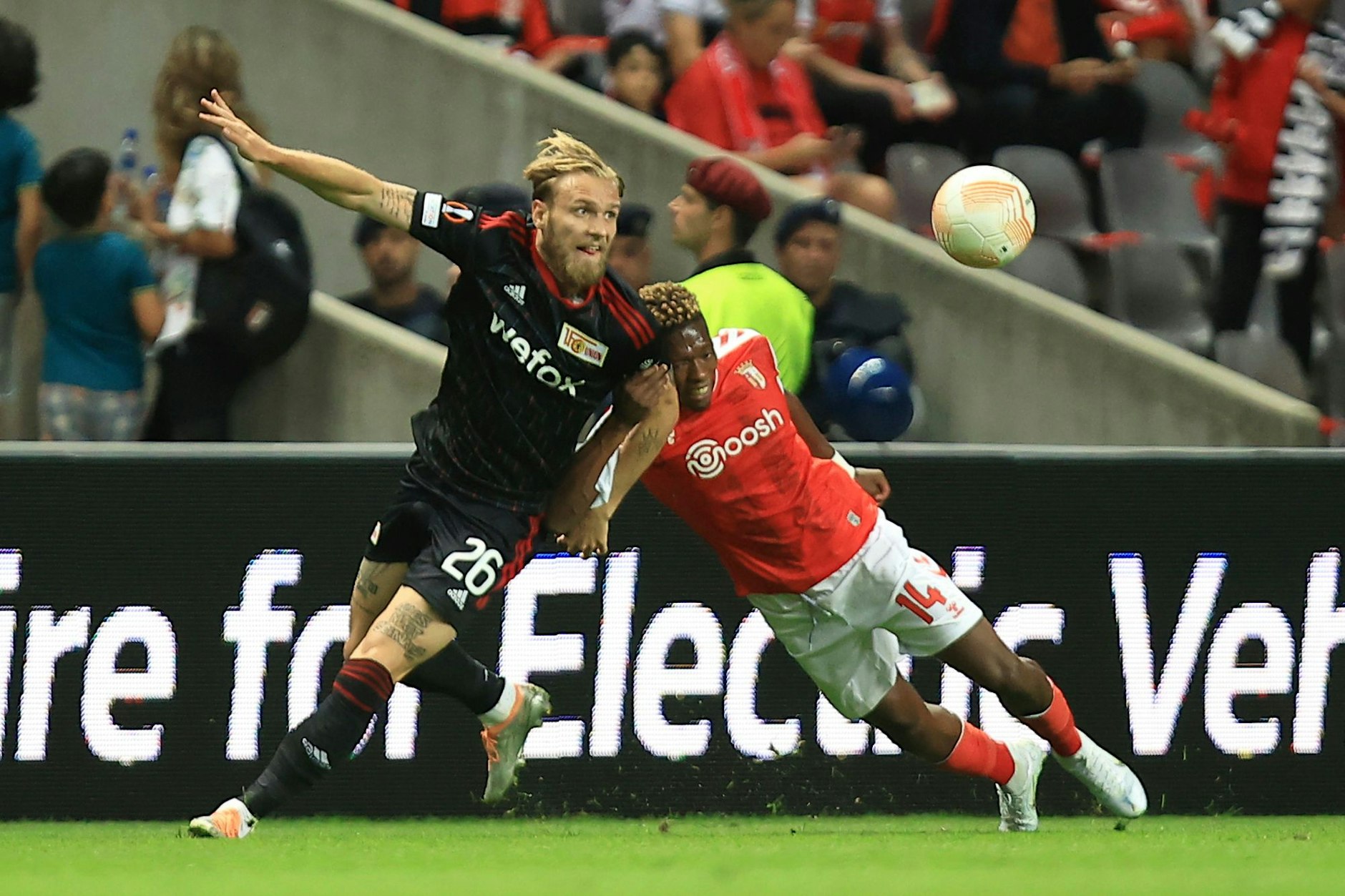 Unions Tymoteusz Puchacz (l.) kämpft mit Bragas Alvaro Djalo um den Ball.&nbsp;