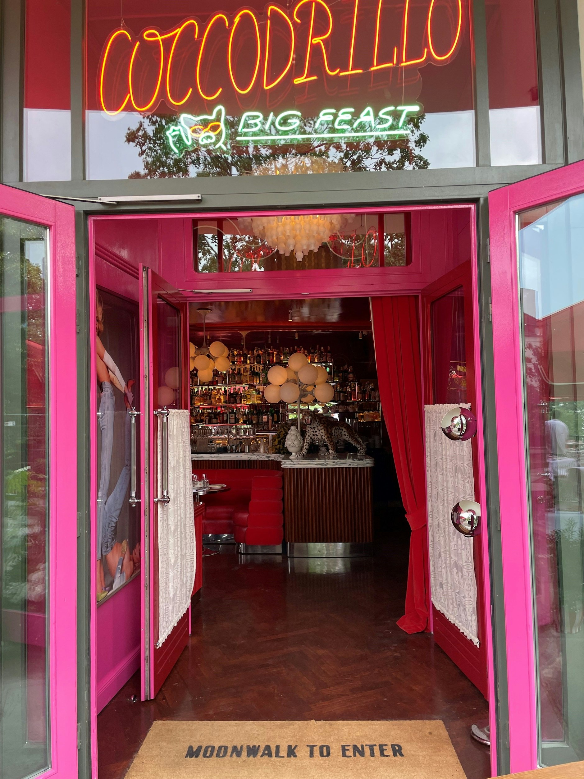 Moonwalk to Enter: Ein ziemlich gewagtes Motto. Kann das Coccodrillo halten, was es verspricht?