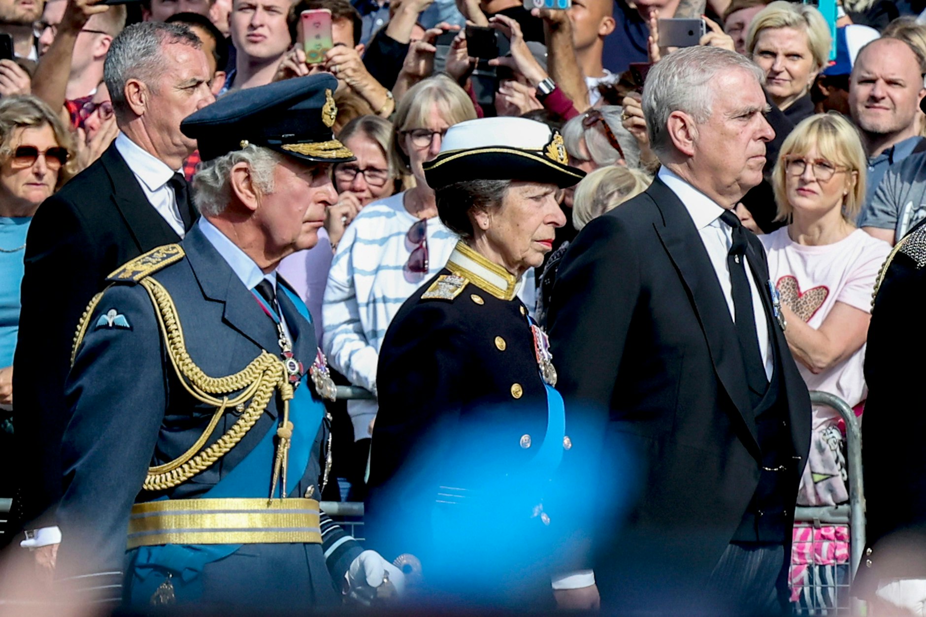 König Charles, Prinzessin Anne und der mutmaßliche Sexualstraftäter Prinz Andrew.