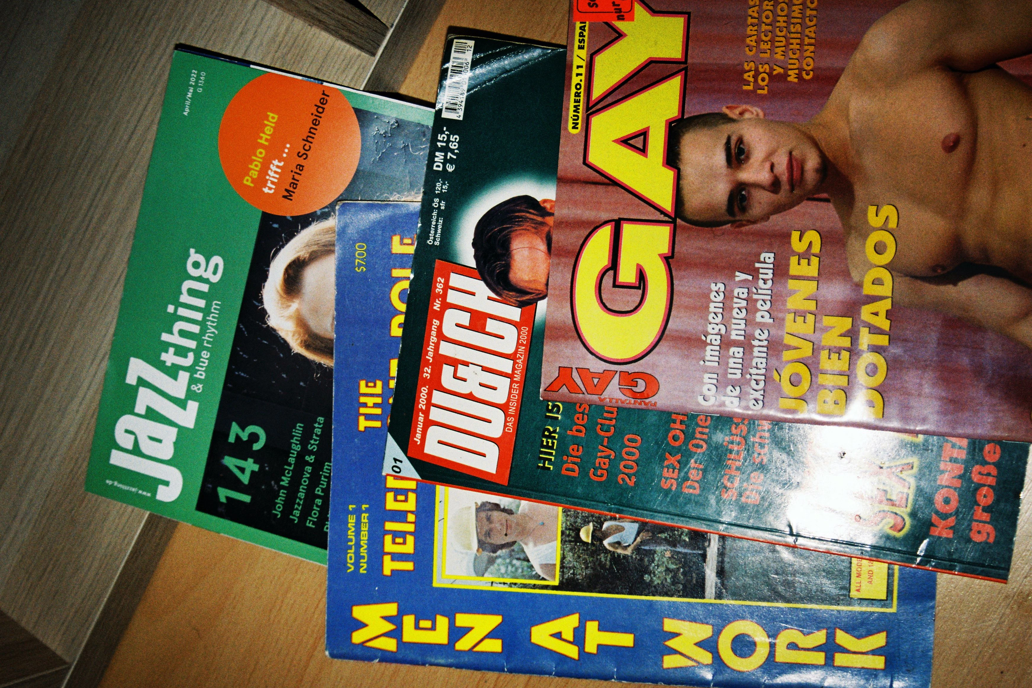 In Erik Leuthäusers Bücherregal mischen sich Jazz-Zeitschriften und Schwulenmagazine