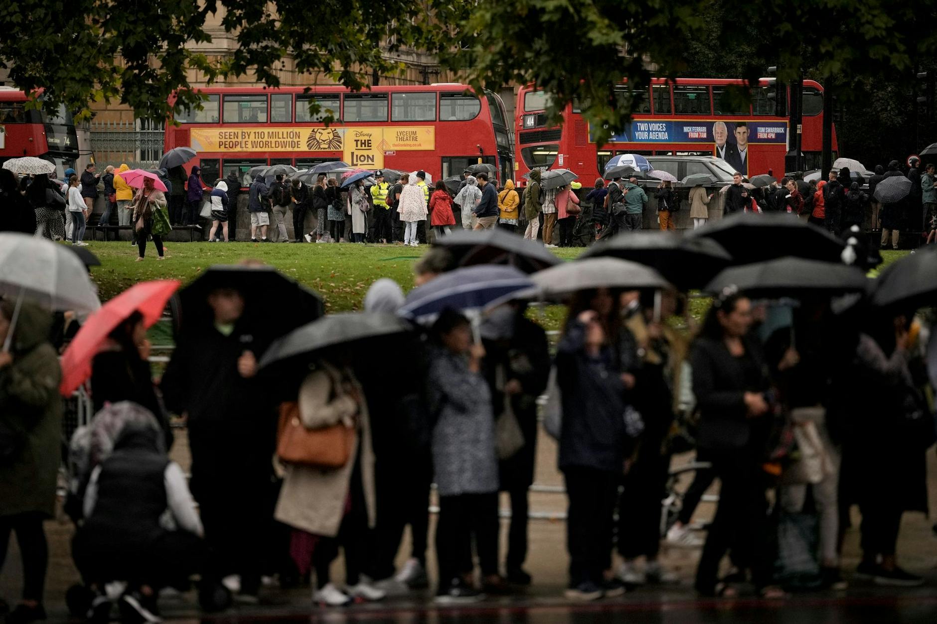 dpatopbilder - Menschen stehen auf der Straße und warten auf den Leichenwagen mit dem Sarg von Königin Elizabeth II.