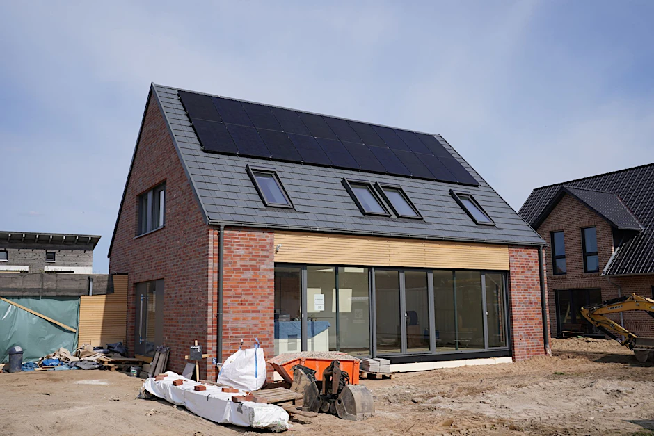 ARCHIV - Solaranlagen auf privaten Dächern - das soll weiter vereinfacht werden.  