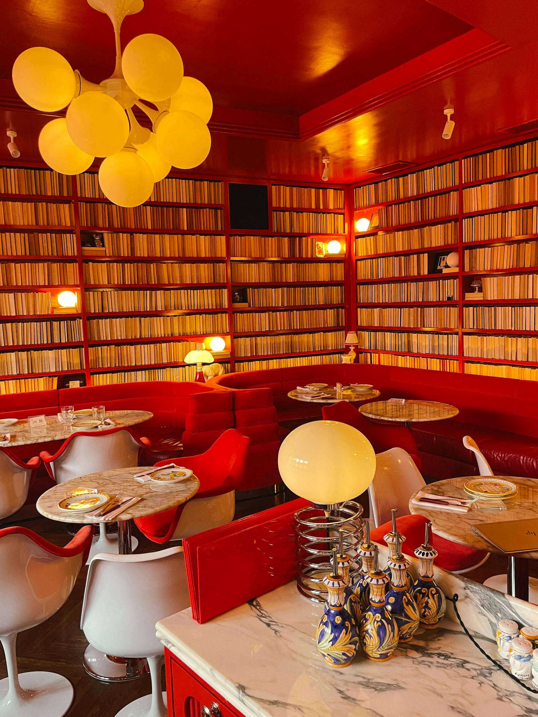 Die Bücher sind wohl nur Staffage: Hier wird getrunken und nicht gelesen.