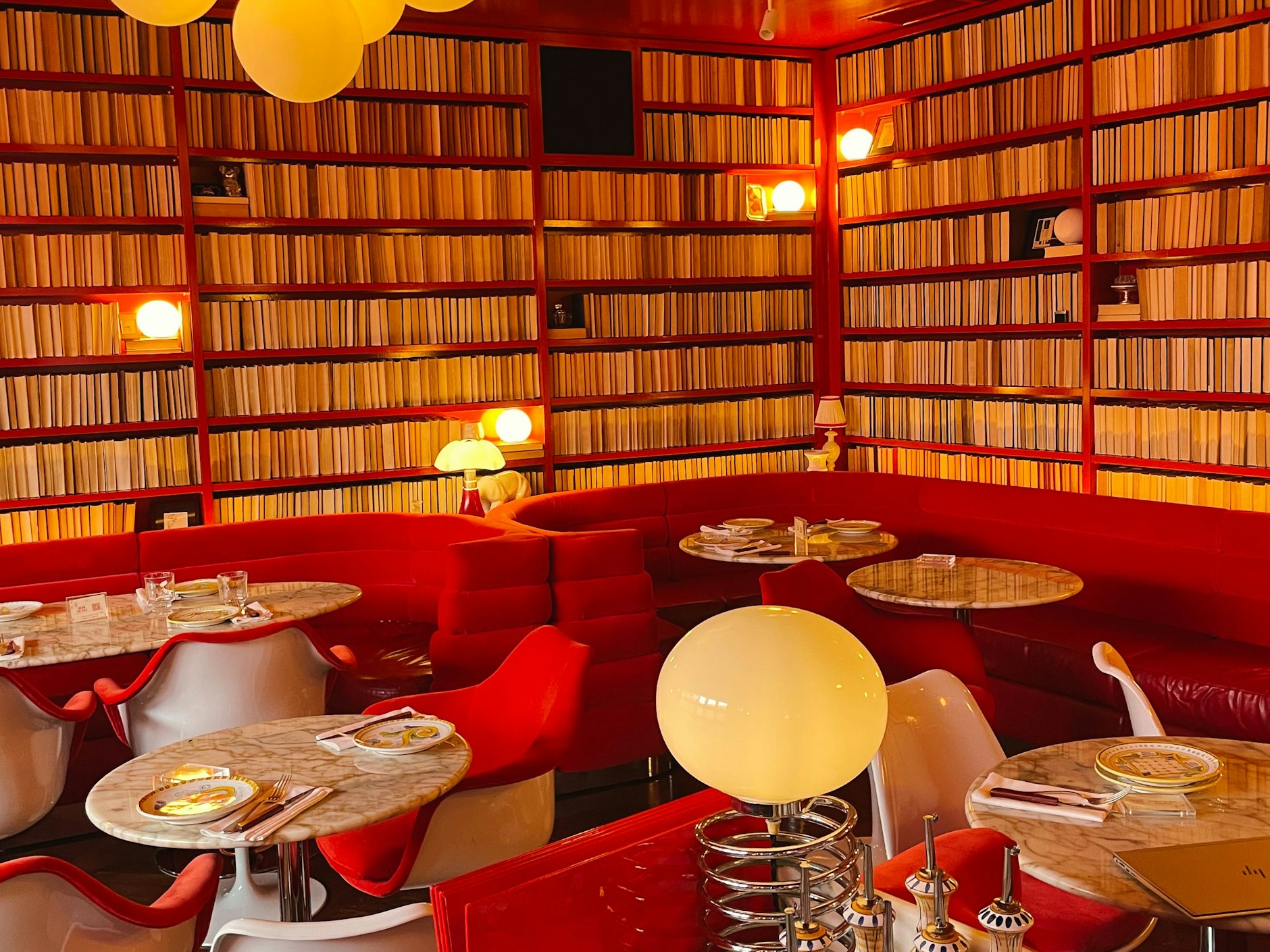 Die Bücher sind wohl nur Staffage: Hier wird getrunken und nicht gelesen.