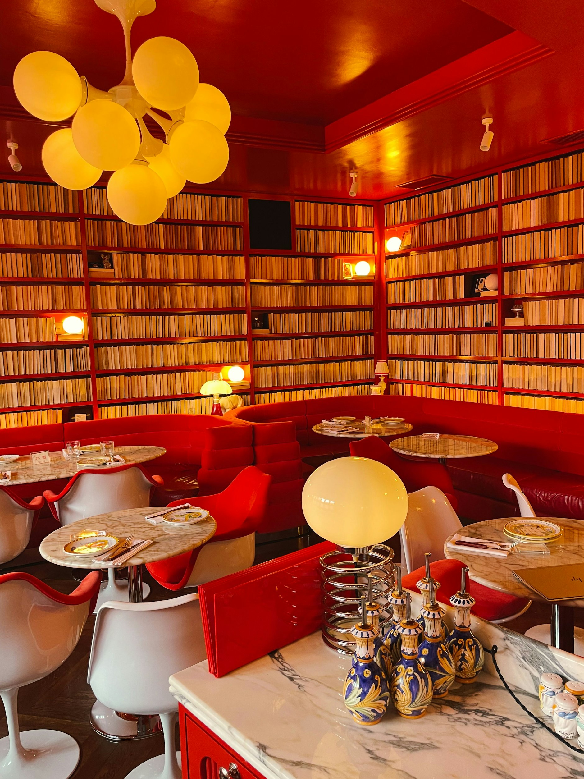 Die Bücher sind wohl nur Staffage: Hier wird getrunken und nicht gelesen.