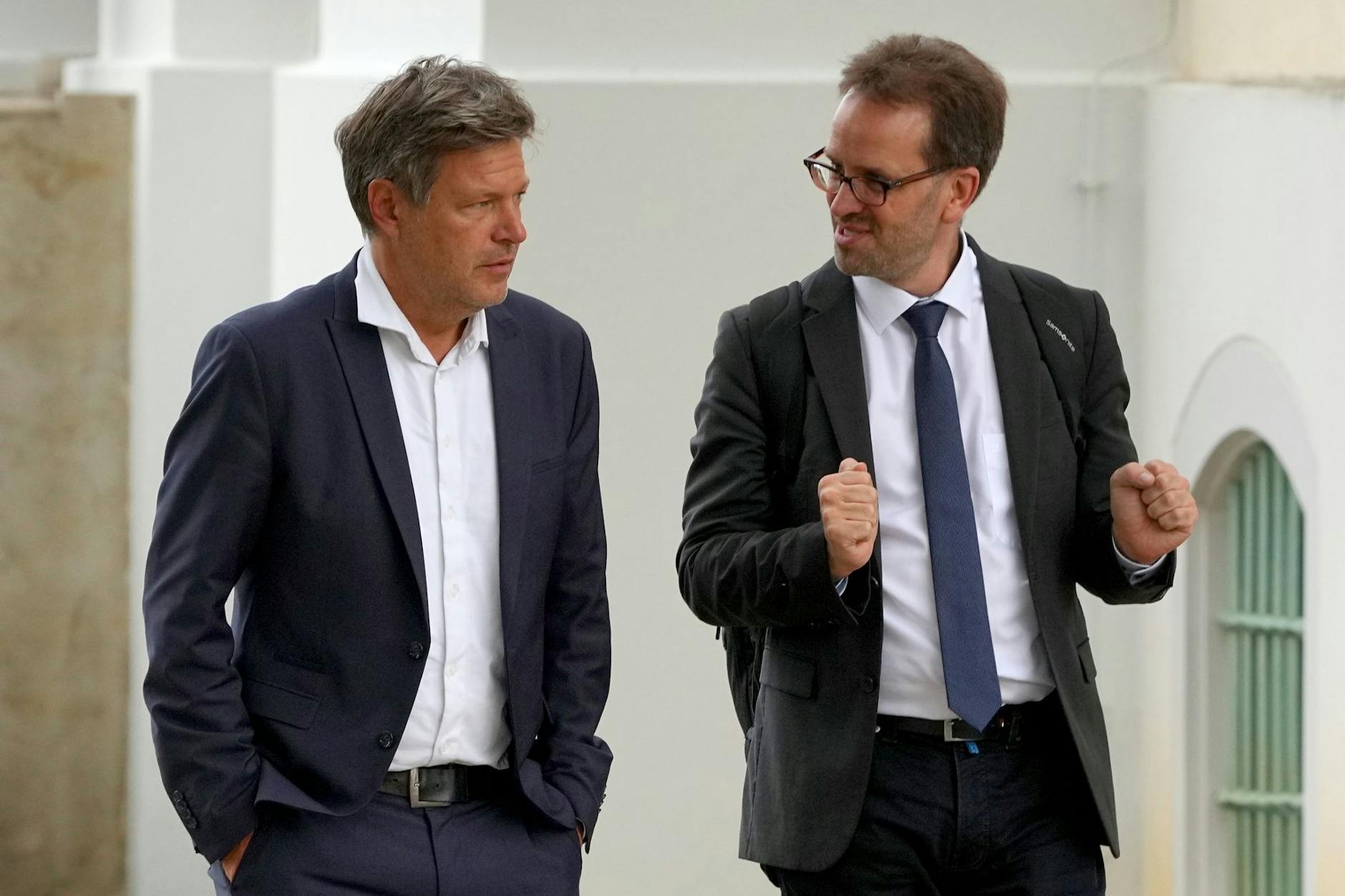 Wirtschaftsminister Robert Habeck diskutiert mit dem Chef der Bundesnetzagentur, Klaus Müller. 