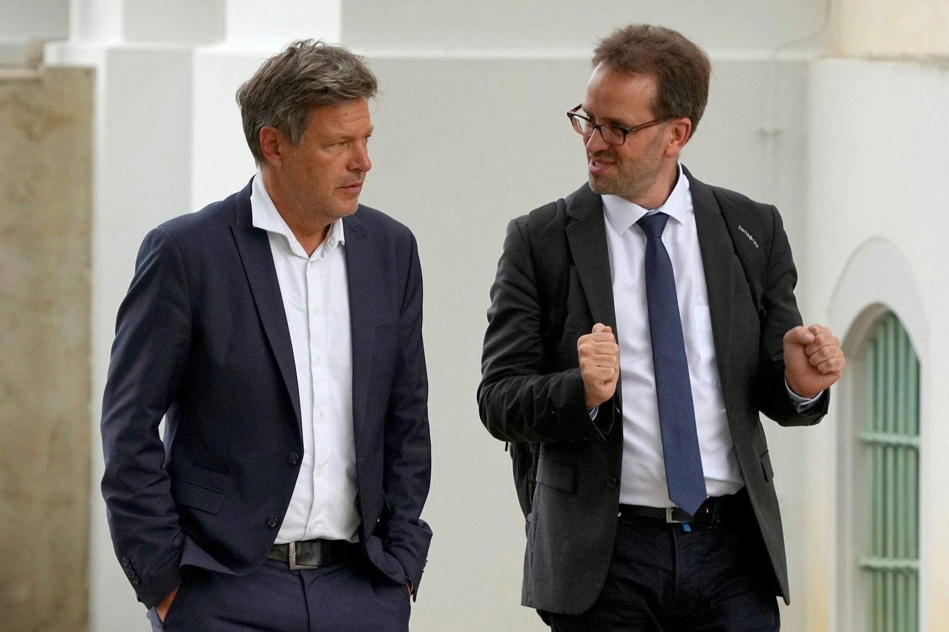 Wirtschaftsminister Robert Habeck diskutiert mit dem Chef der Bundesnetzagentur, Klaus Müller.&nbsp;