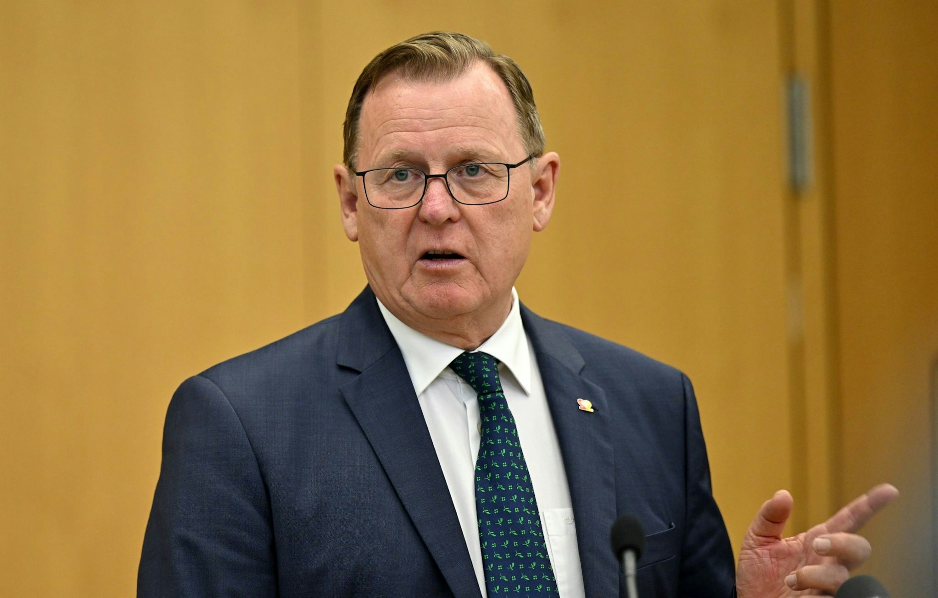 ARCHIV - Bodo Ramelow (Die Linke), Ministerpräsident von Thüringen, bei einer Rede in Erfurt.