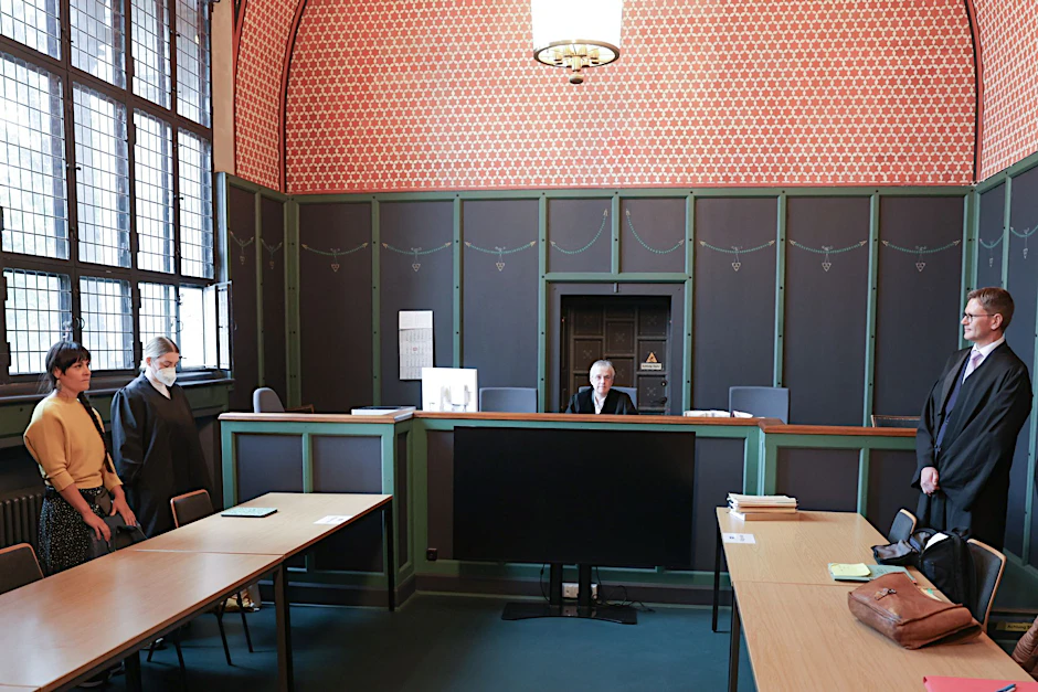 Die Klägerin Gabrielle L. (l-r) und weitere kommen zu einer Verhandlung ins Landgericht Berlin.  