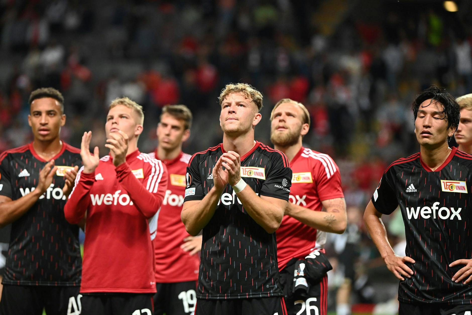 Die Enttäuschung nach dem 0:1 in Braga spiegelt sich auf den Gesichtern der Union-Kickern deutlich wider: Die Fans der Eisernen spenden dennoch Applaus. 