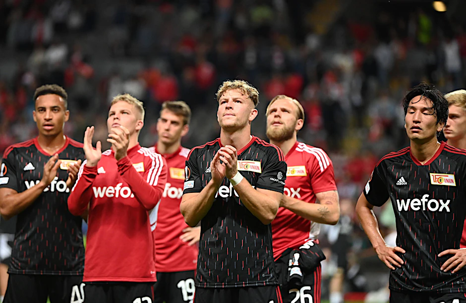 Die Enttäuschung nach dem 0:1 in Braga spiegelt sich auf den Gesichtern der Union-Kickern deutlich wider: Die Fans der Eisernen spenden dennoch Applaus.&nbsp;