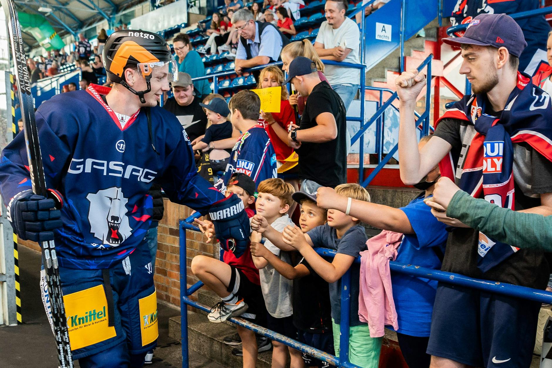 Kaum ein Eisbär, schon ist er bei den Fans mächtig gefragt: Marcel Barinka fühlt sich beim EHC und in Berlin richtig wohl.