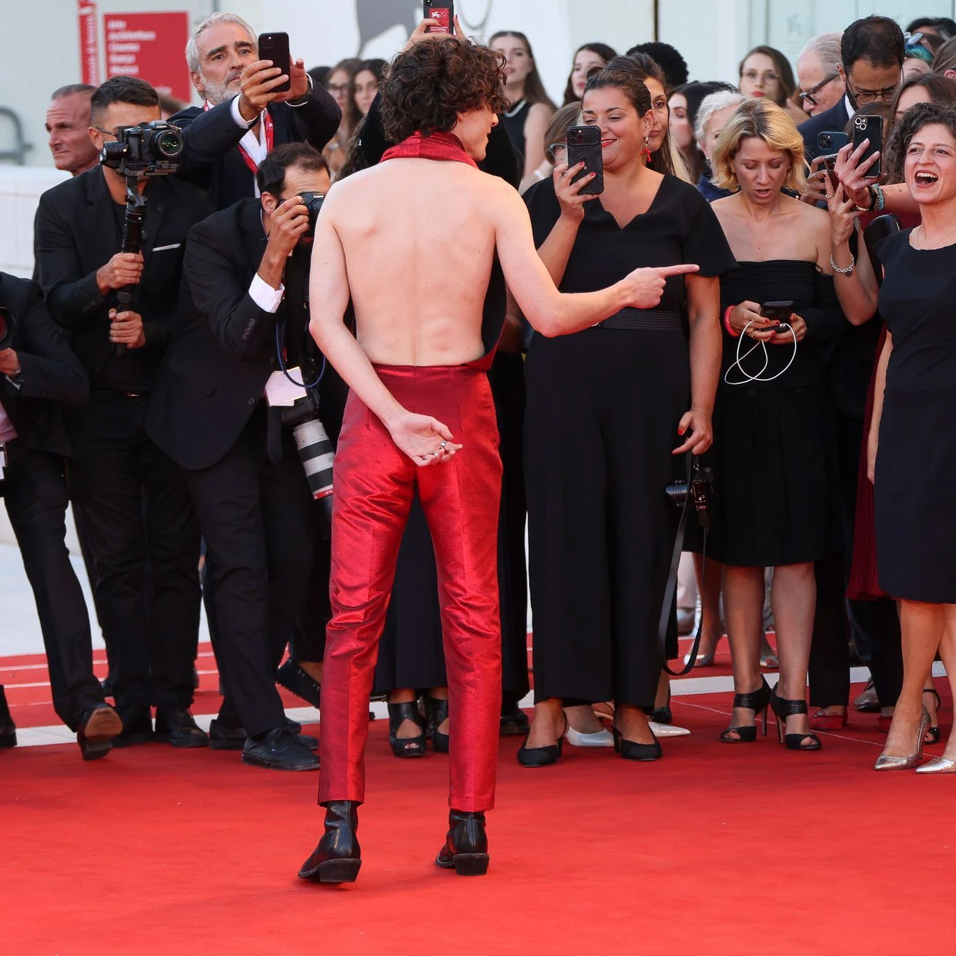 Chalamet frei nach dem Motto: Ein schöner Rücken kann auch entzücken.