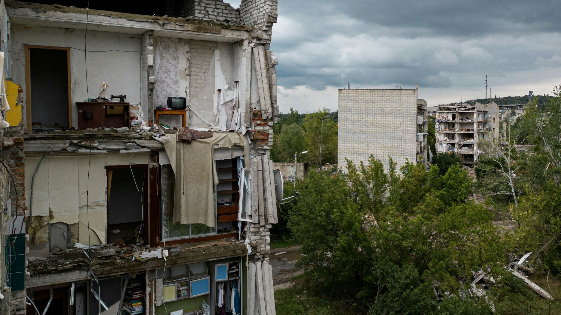 Der russische Krieg gegen Zivilisten: Zerschossene Wohnhäuser von Isjum.