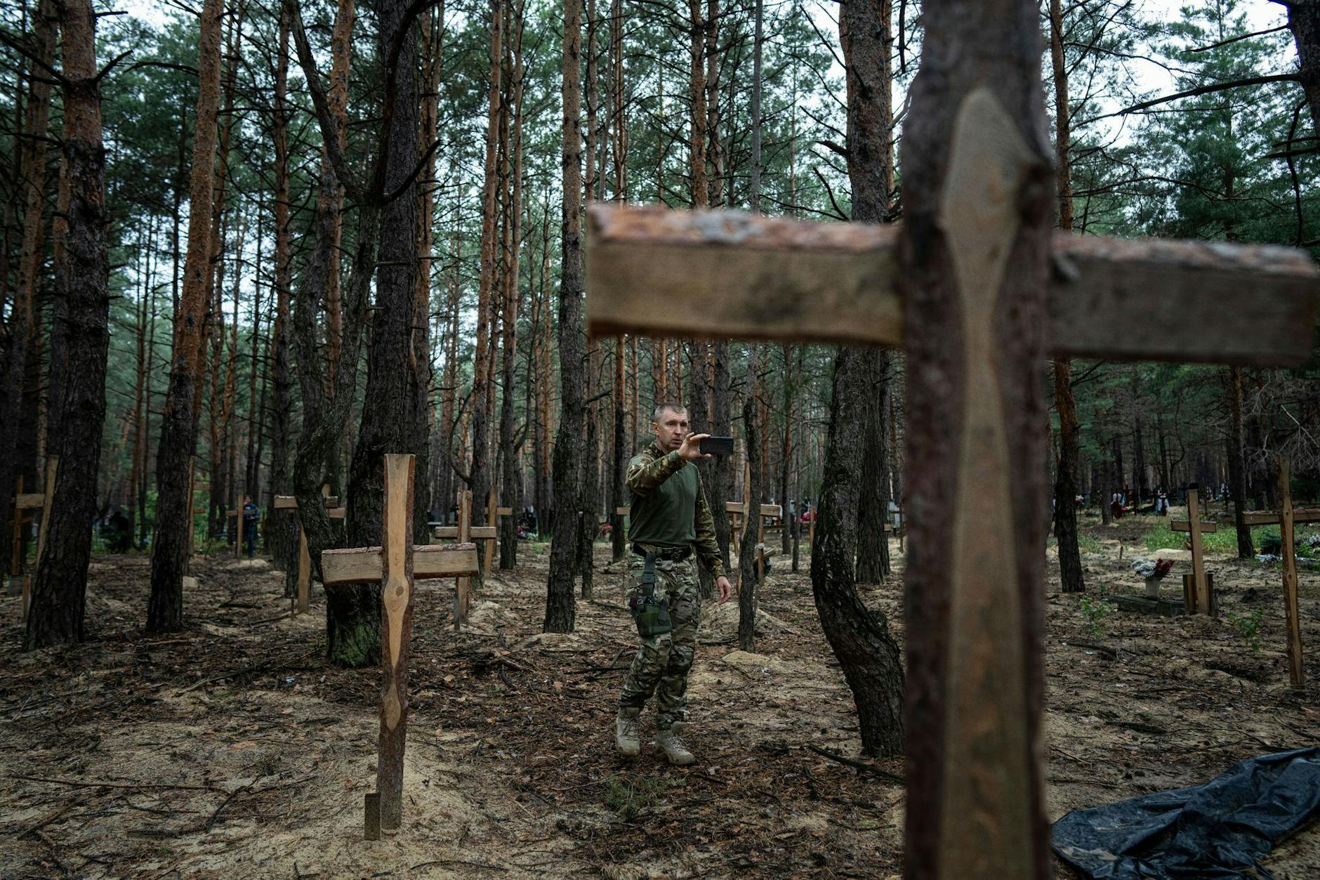 Ukrainischen Angaben zufolge wurden über 400 Leichen in einem Wald bei Isjum entdeckt.