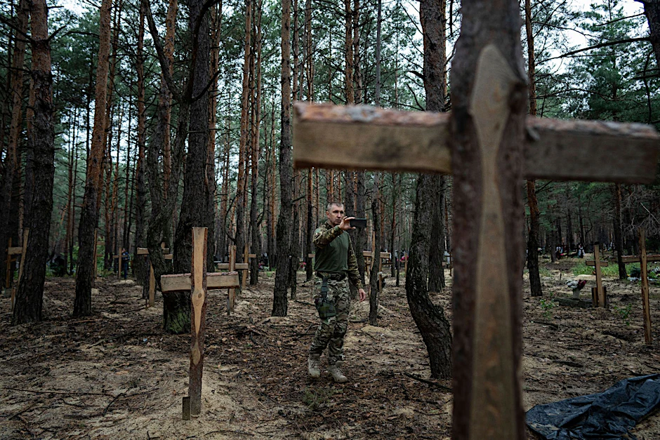 Ukrainischen Angaben zufolge wurden über 400 Leichen in einem Wald bei Isjum entdeckt. 