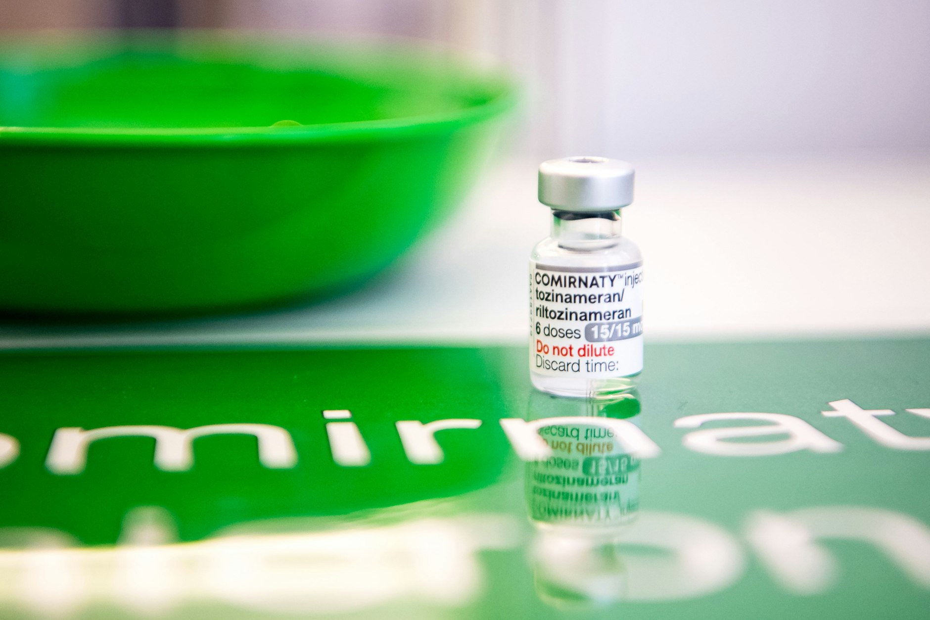 Eine Ampulle mit dem neuen Impfstoff Comirnaty von BioNTech/Pfizer in einem Impfzentrum.